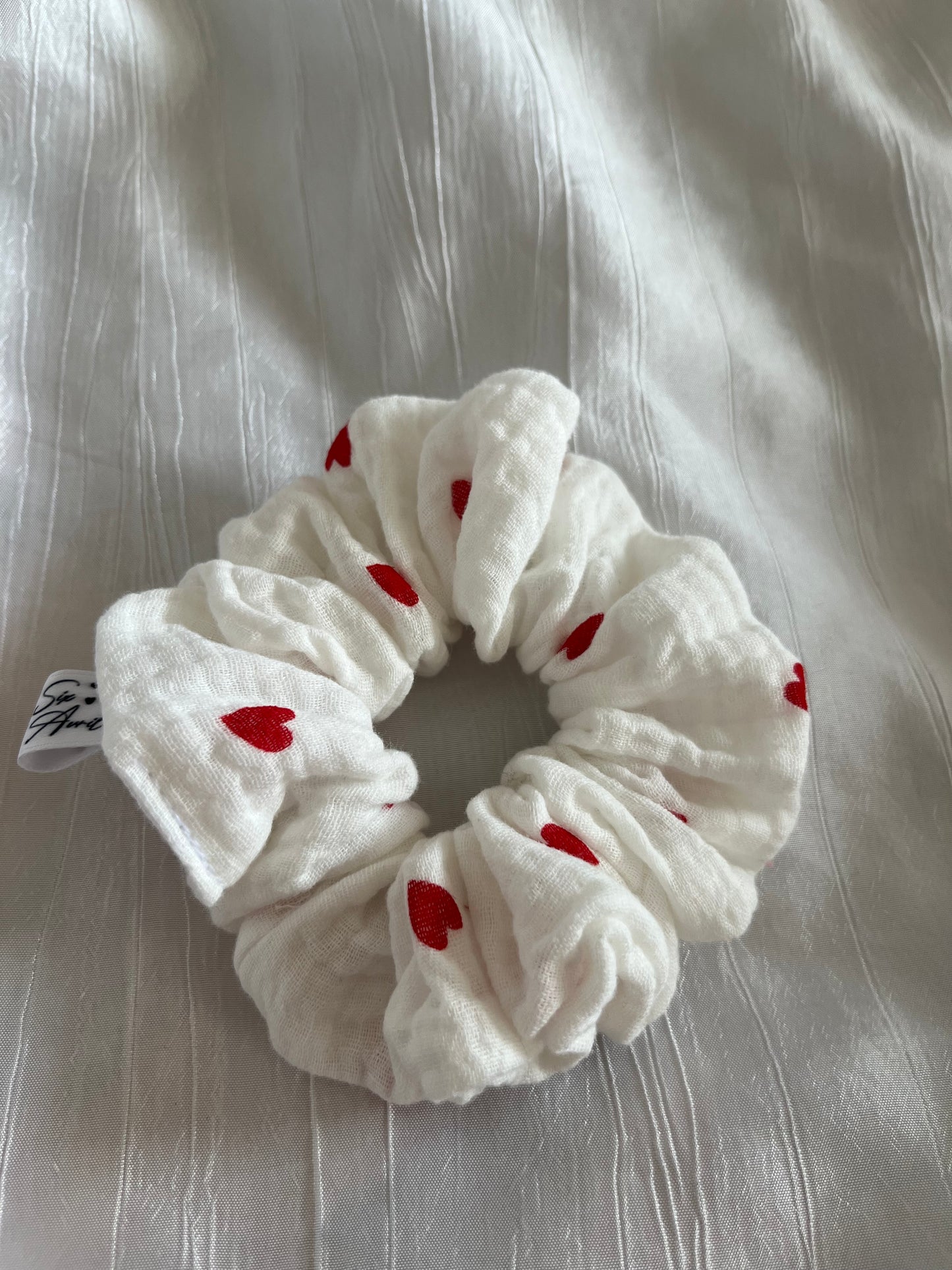 Chouchou Scrunchie en gaze cœur rouge