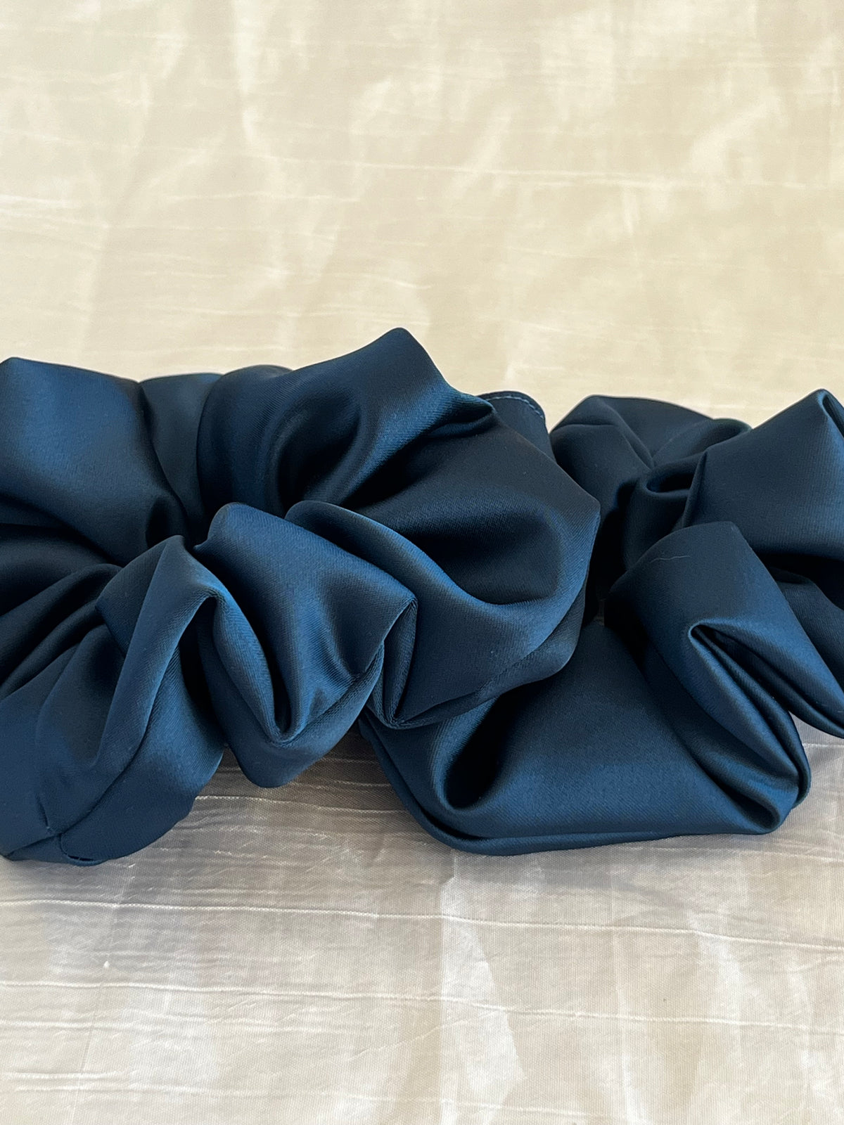 Chouchou Scrunchie en satin Bleu Pétrole 🌊