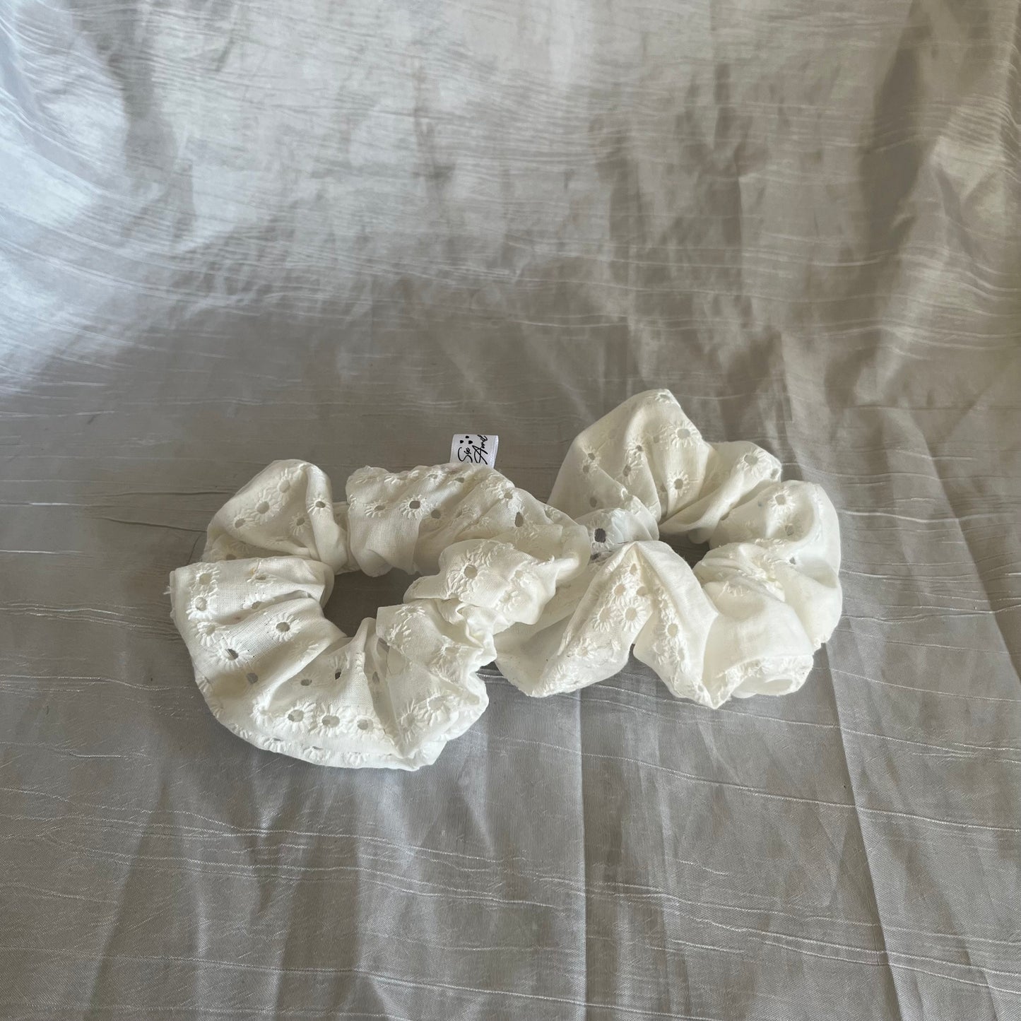 Chouchou Scrunchie en coton Broderie Anglaise