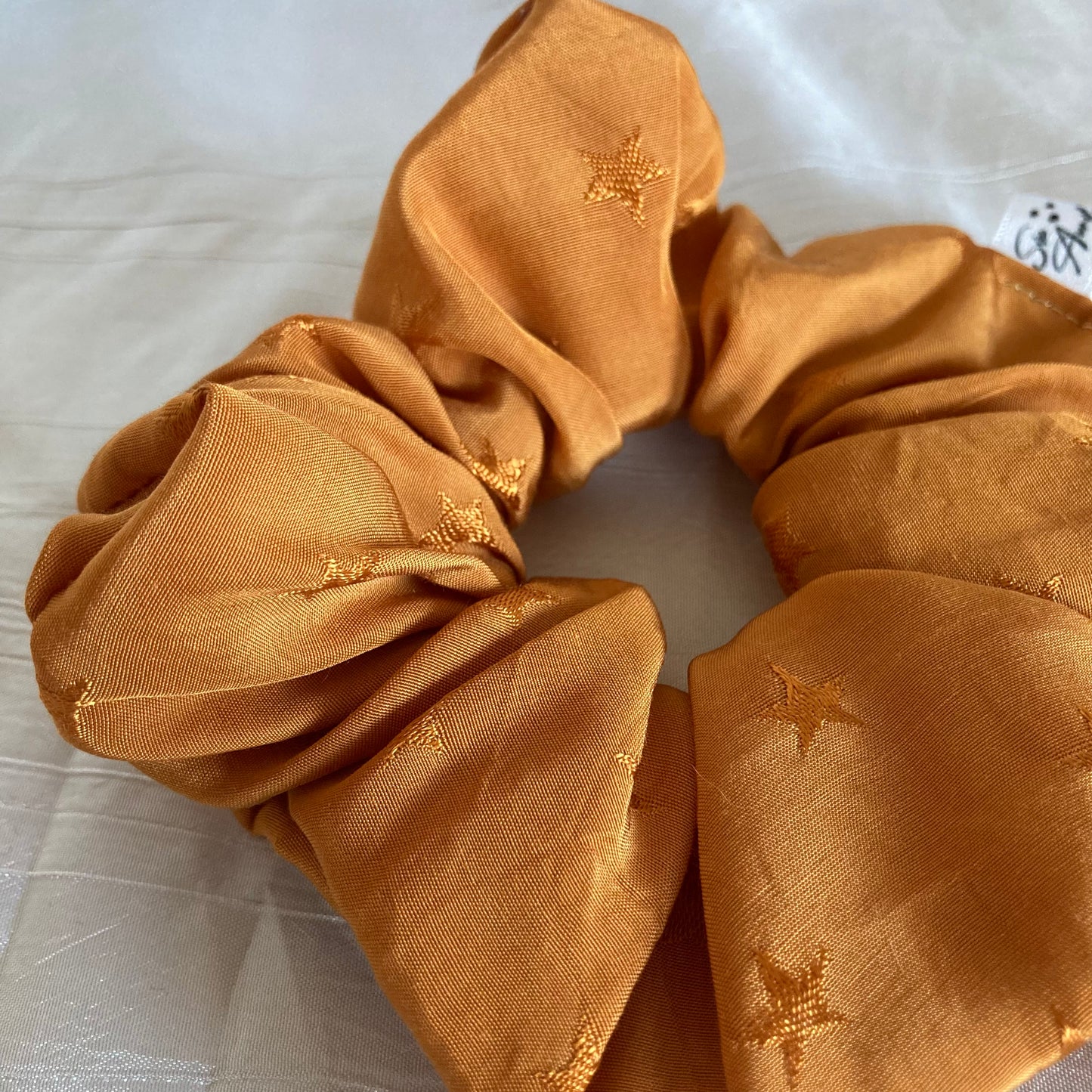 Chouchou Scrunchie en satin brodé petite étoile