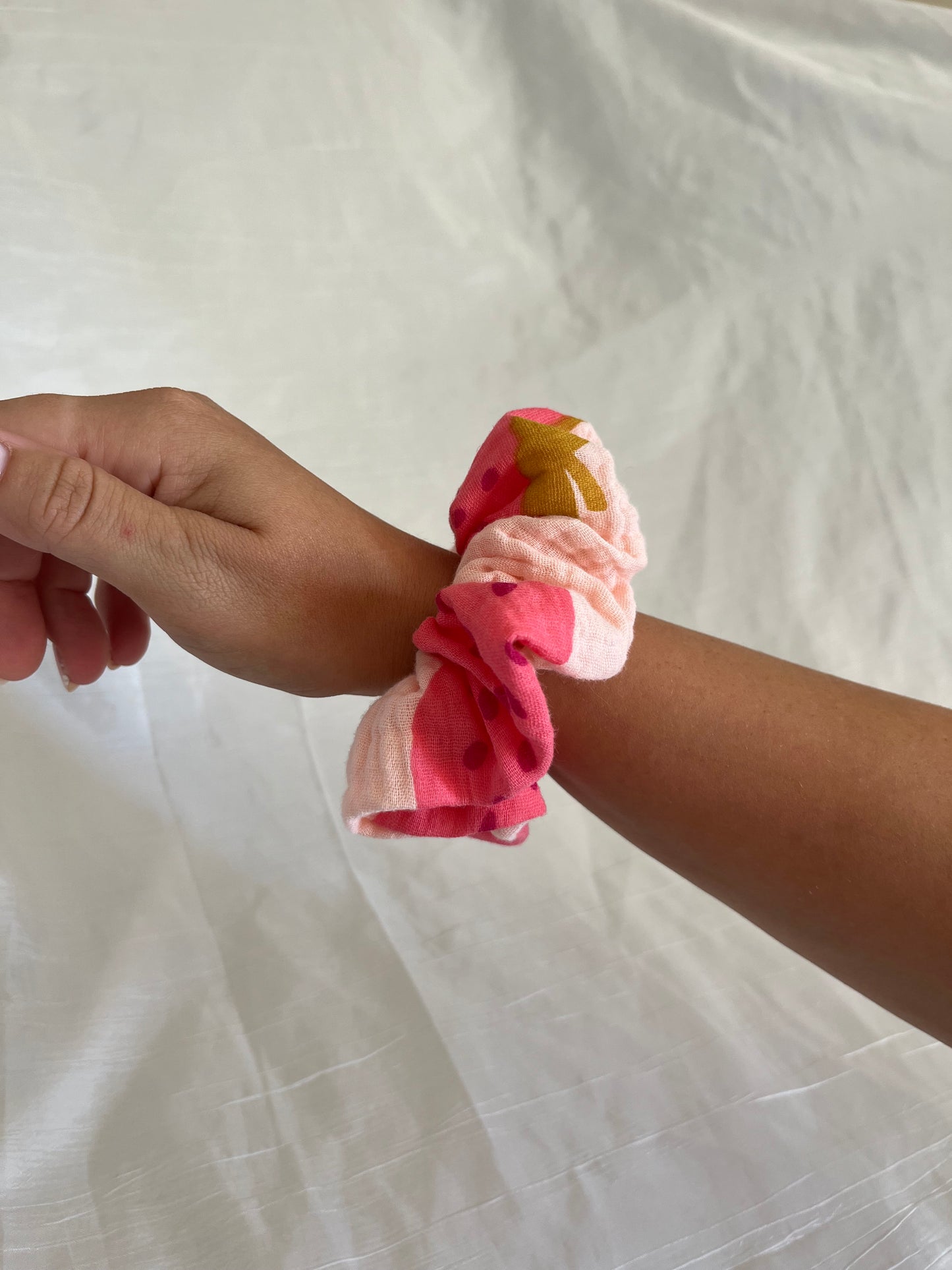 Chouchou Scrunchie en gaze Strawberry