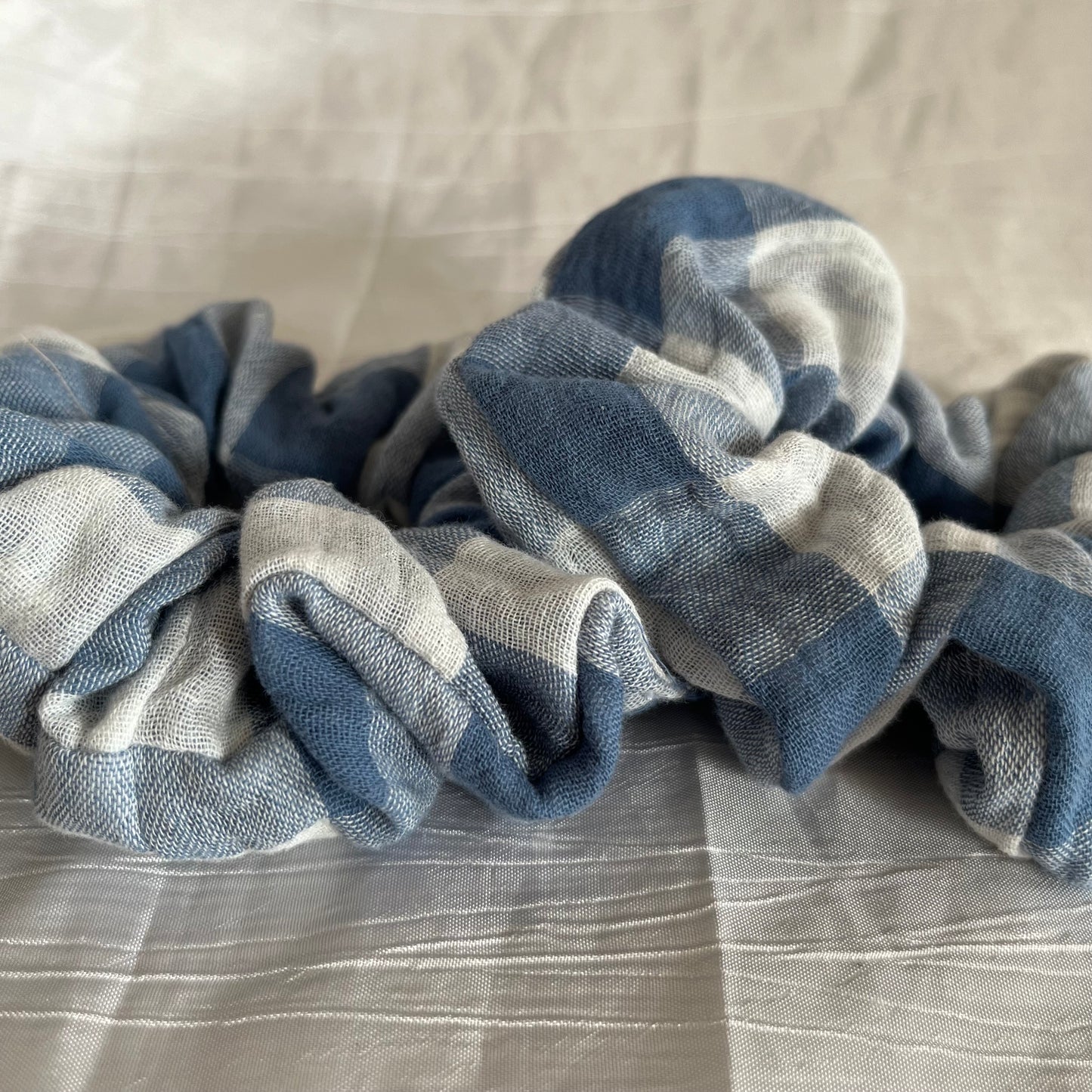 Chouchou Scrunchie en gaze de coton Vichy bleu