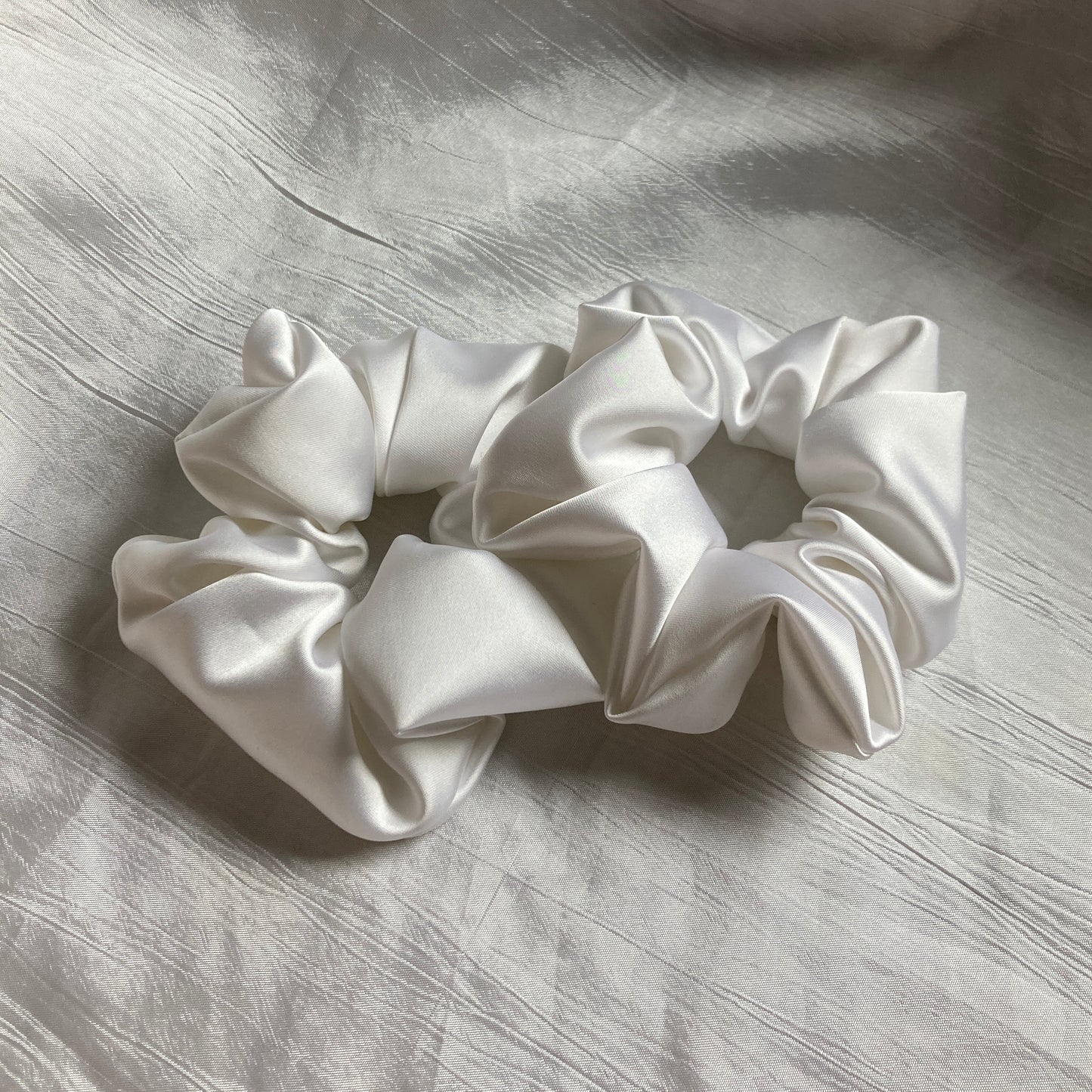Chouchou Scrunchie en satin blanc