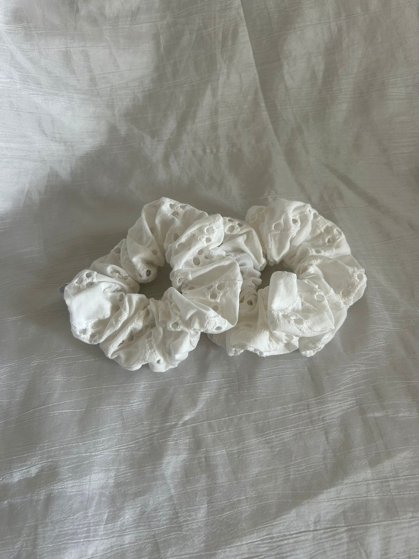 Chouchou Scrunchie en coton Amour Broderie Anglaise