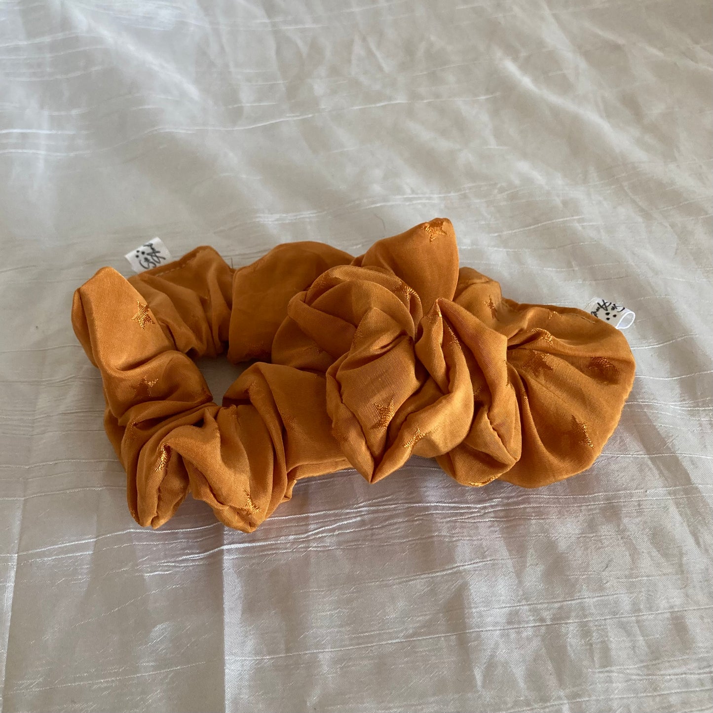 Chouchou Scrunchie en satin brodé petite étoile