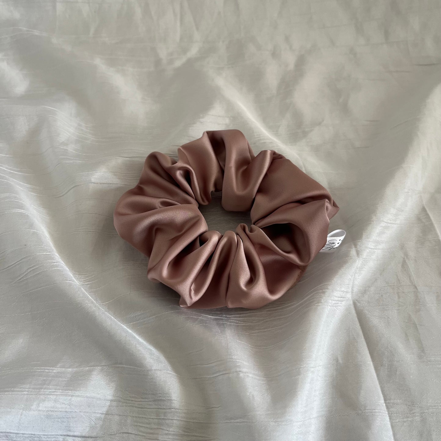 Chouchou Scrunchie en satin Rose dragée