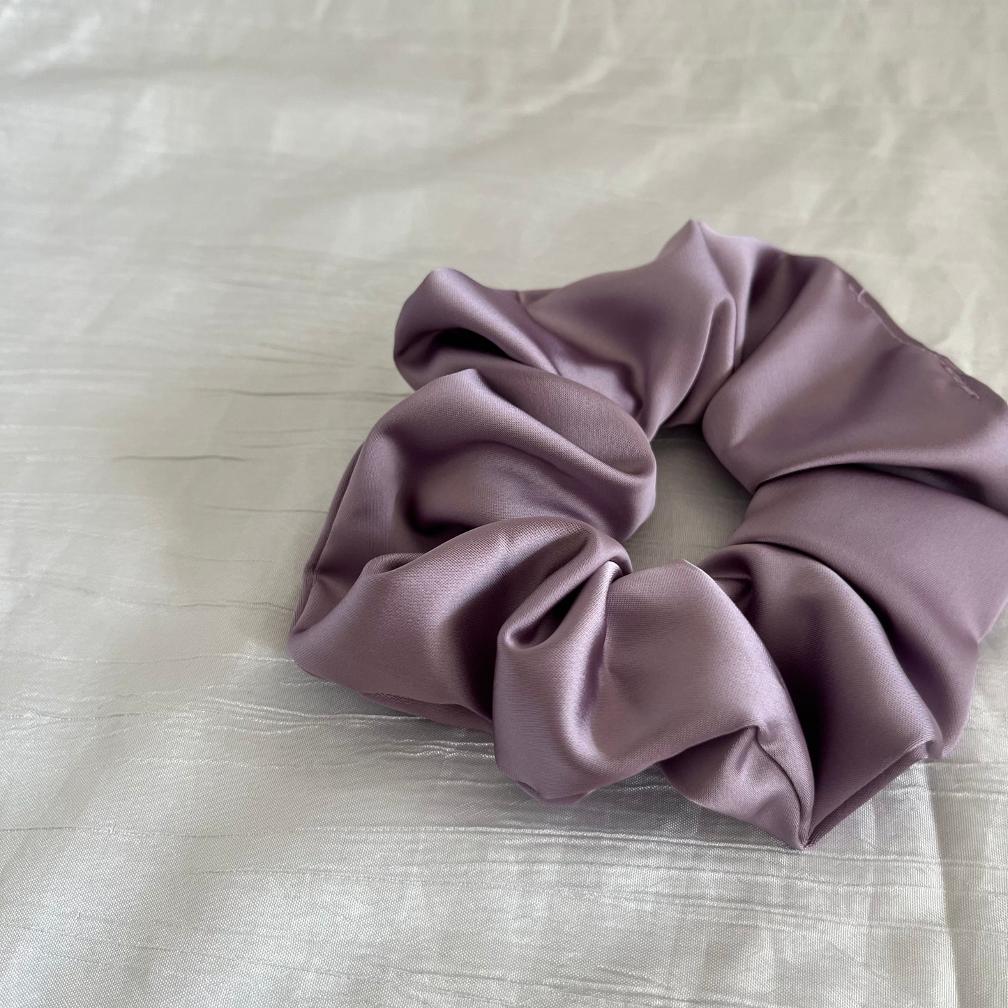 Chouchou Scrunchie en satin Lilas
