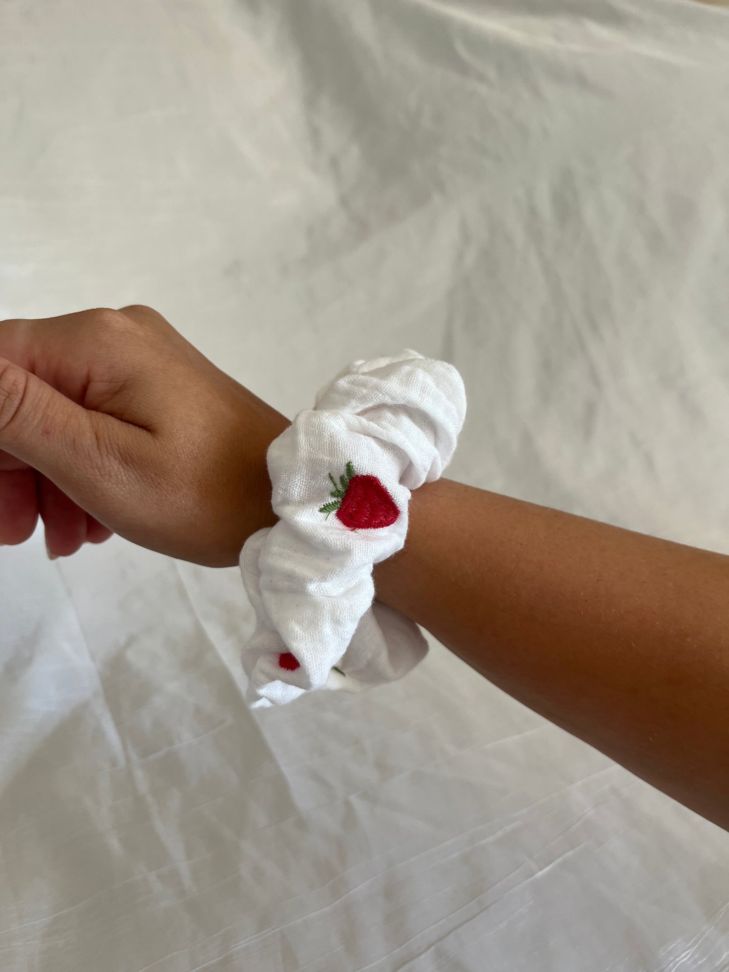 Chouchou Scrunchie en gaze brodé Fraise