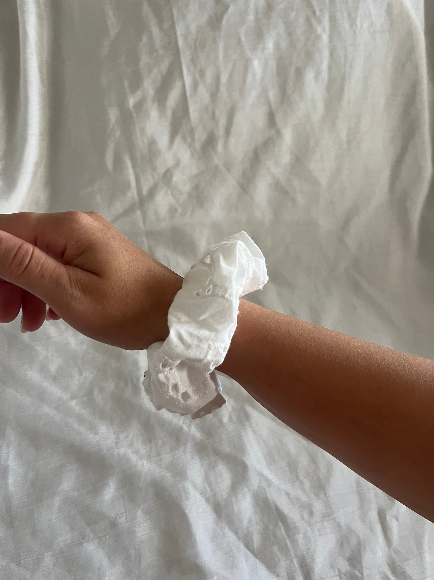 Chouchou Scrunchie en coton Amour Broderie Anglaise
