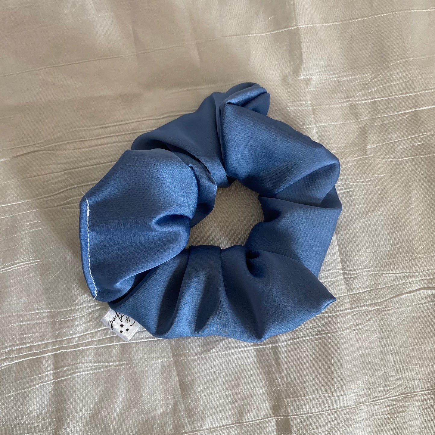 Chouchou Scrunchie en satin bleu doux