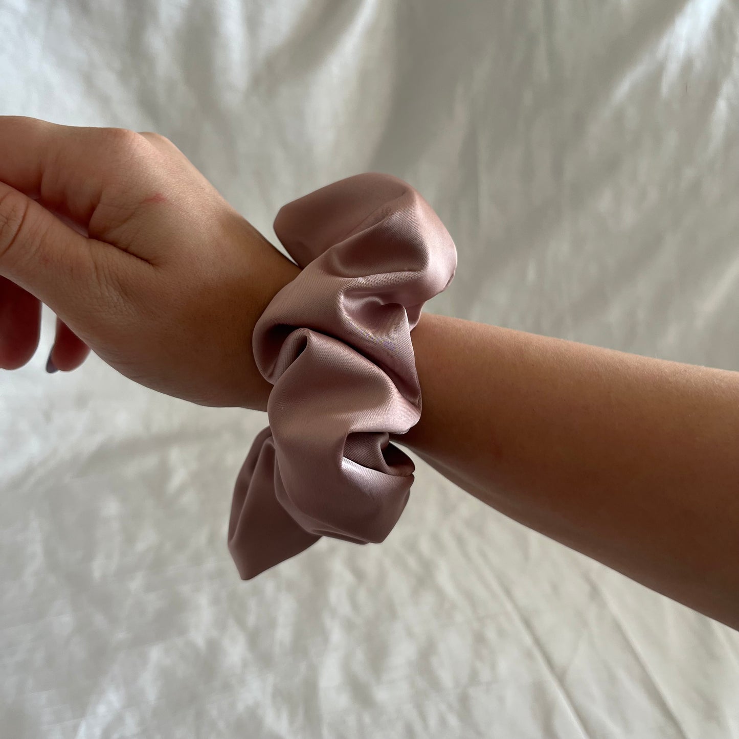 Chouchou Scrunchie en satin Rose dragée