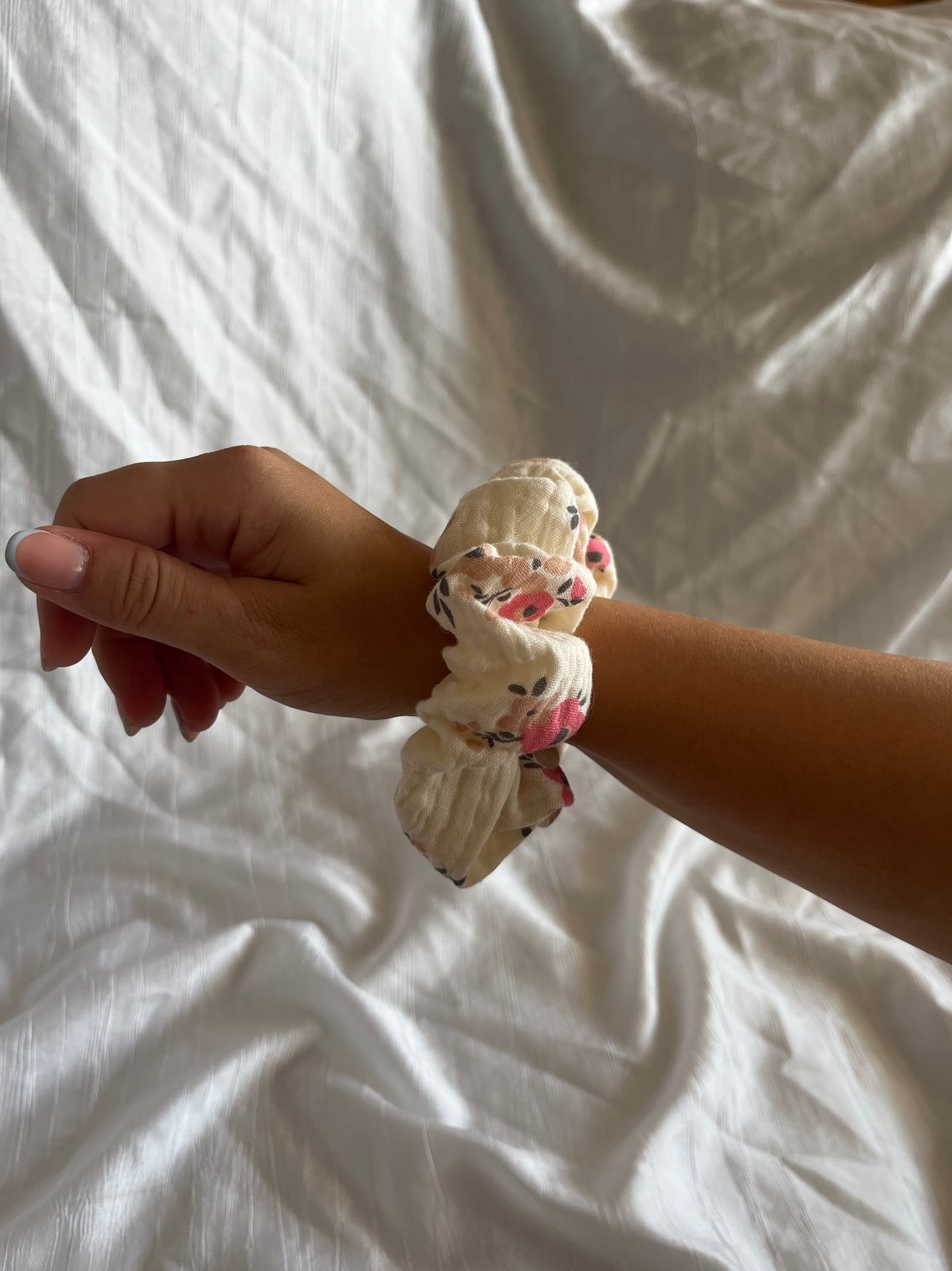 Chouchou Scrunchie en gaze Fleurs nude 🌸