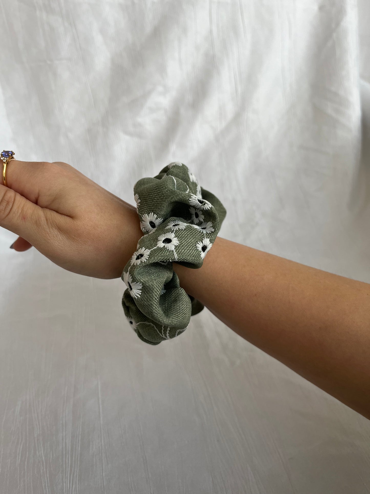 Chouchou Scrunchie en coton Broderie Anglaise
