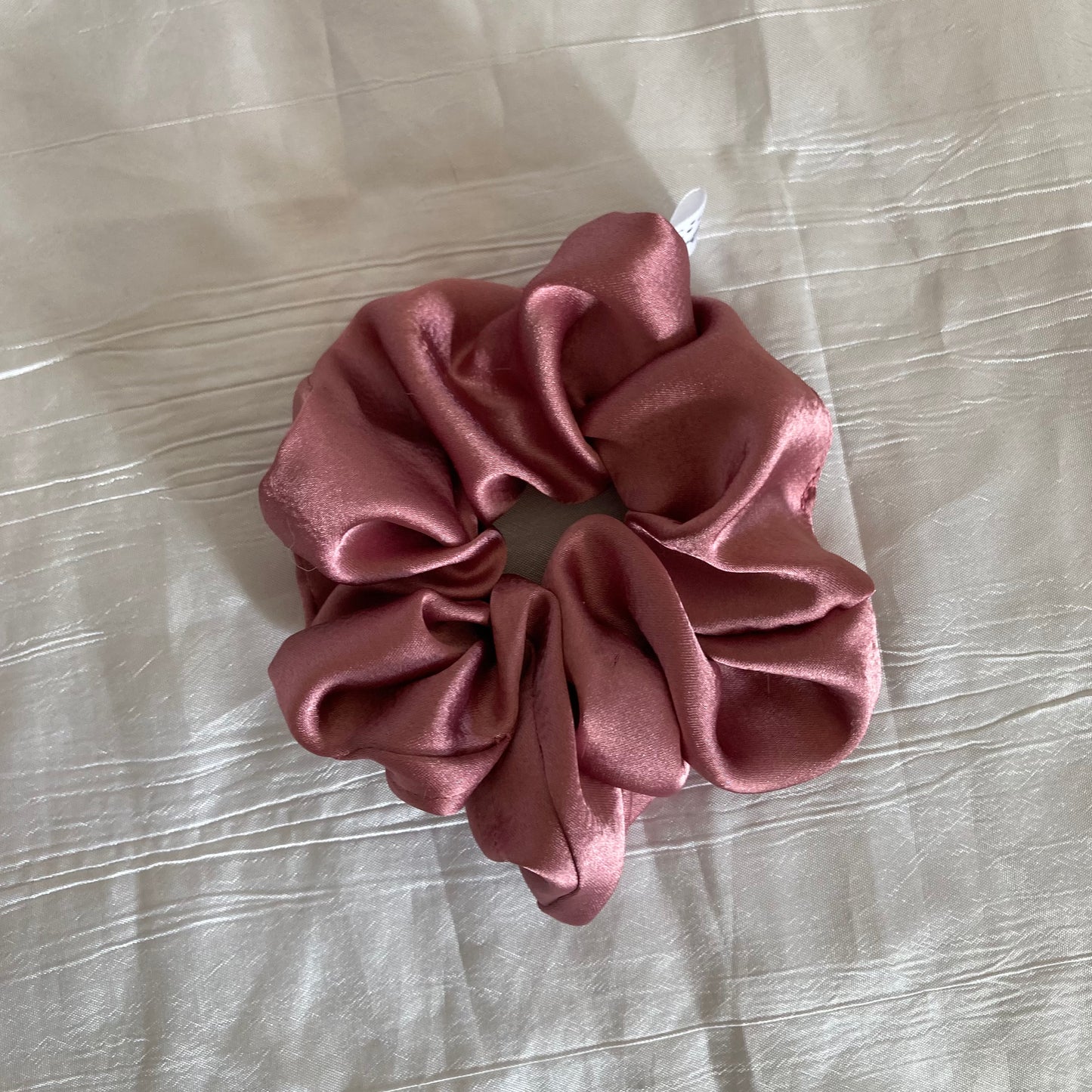 Chouchou Scrunchie en satin vieux rose
