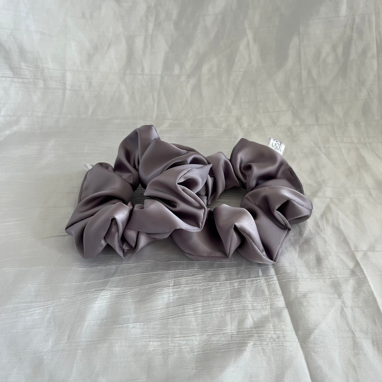 Chouchou Scrunchie en satin gris Songe