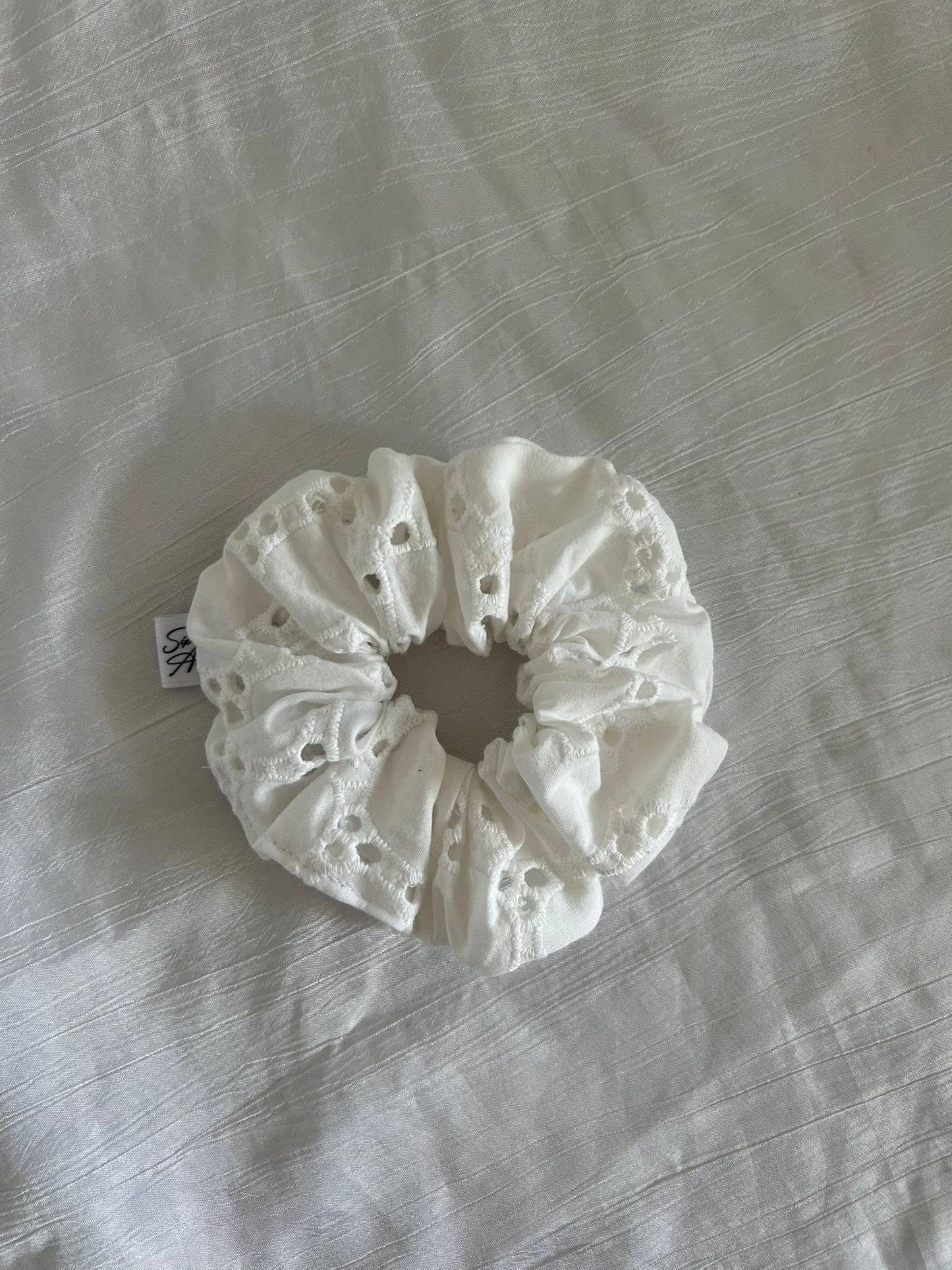 Chouchou Scrunchie en coton Amour Broderie Anglaise