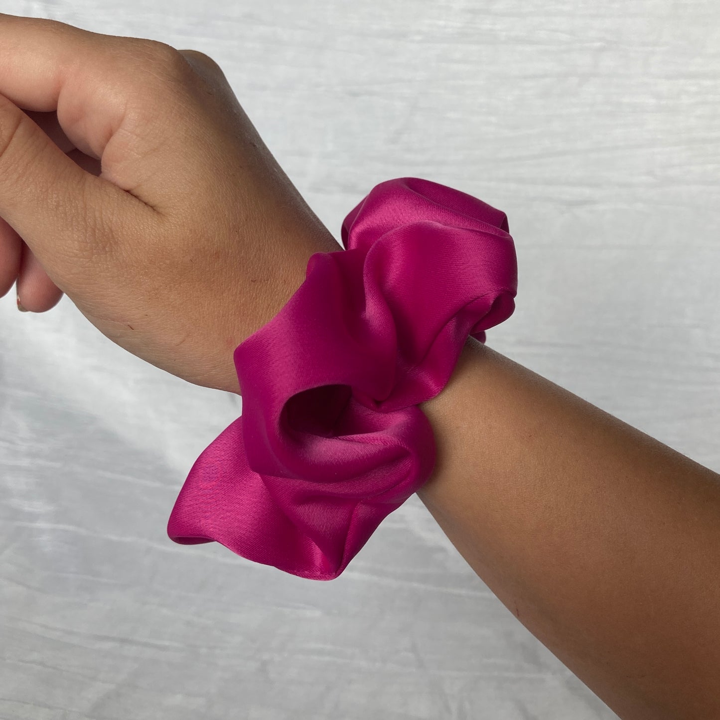 Chouchou Scrunchie en satin Rose fushia