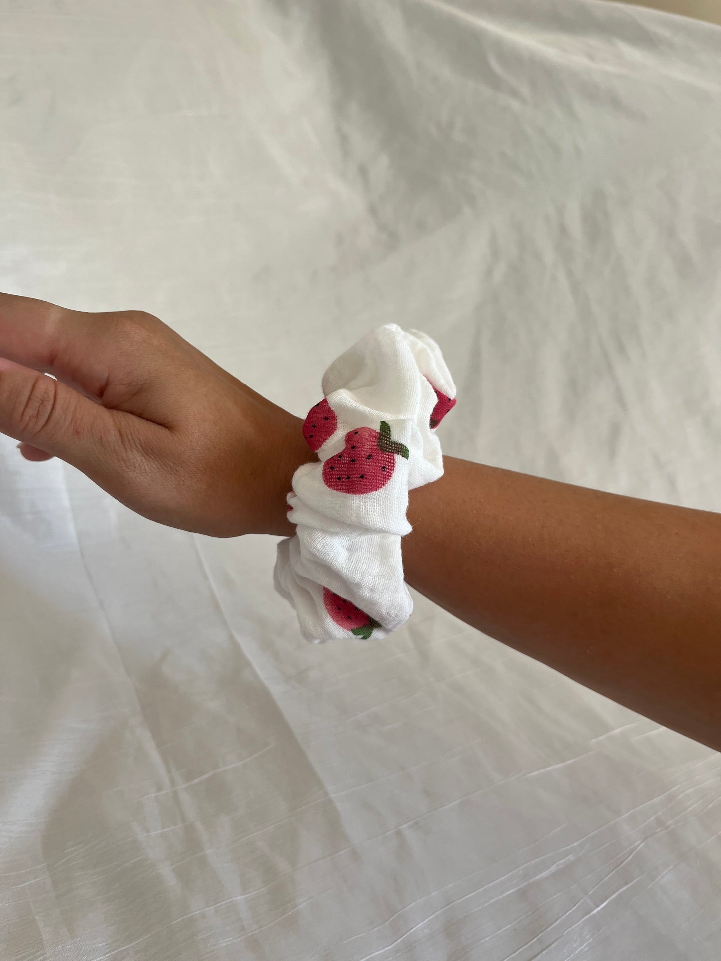 Chouchou Scrunchie en gaze Fraises