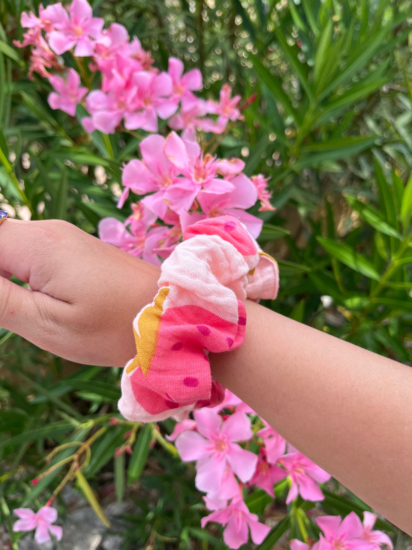 Chouchou Scrunchie en gaze Strawberry