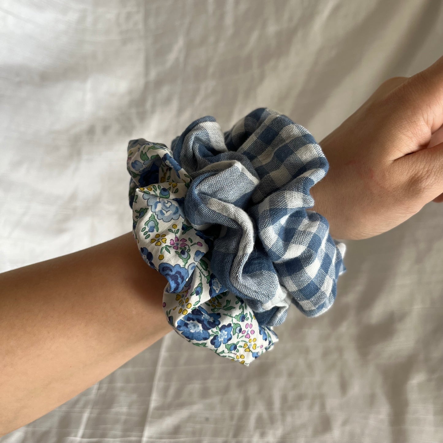 Chouchou Scrunchie en gaze de coton Vichy bleu