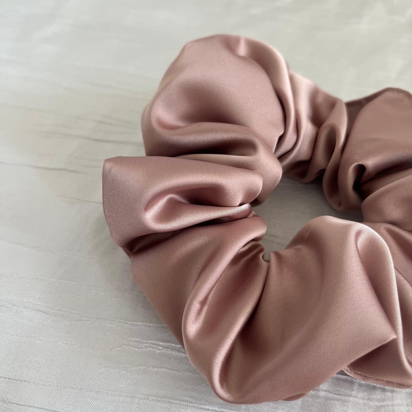 Chouchou Scrunchie en satin Rose dragée