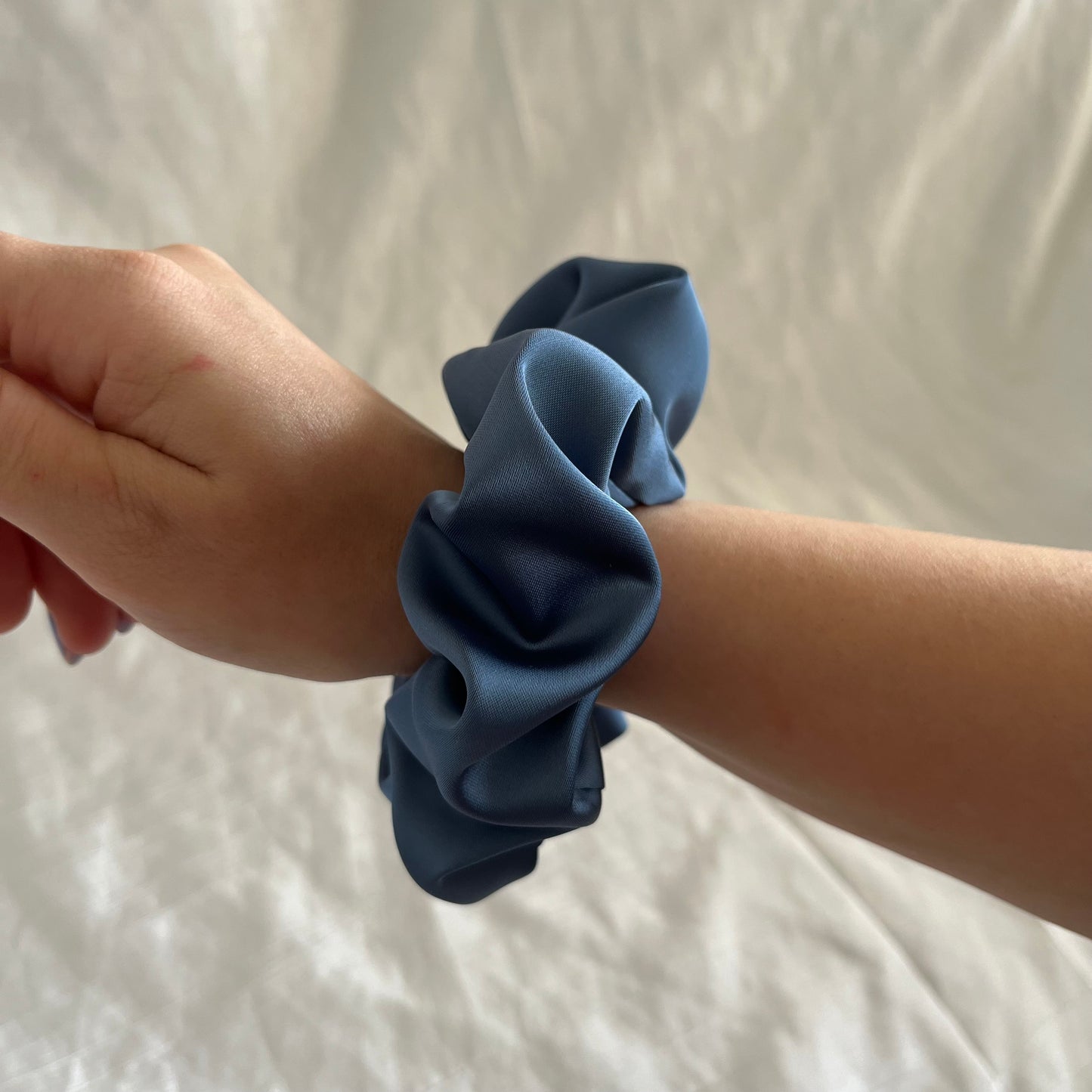Chouchou Scrunchie en satin Océan