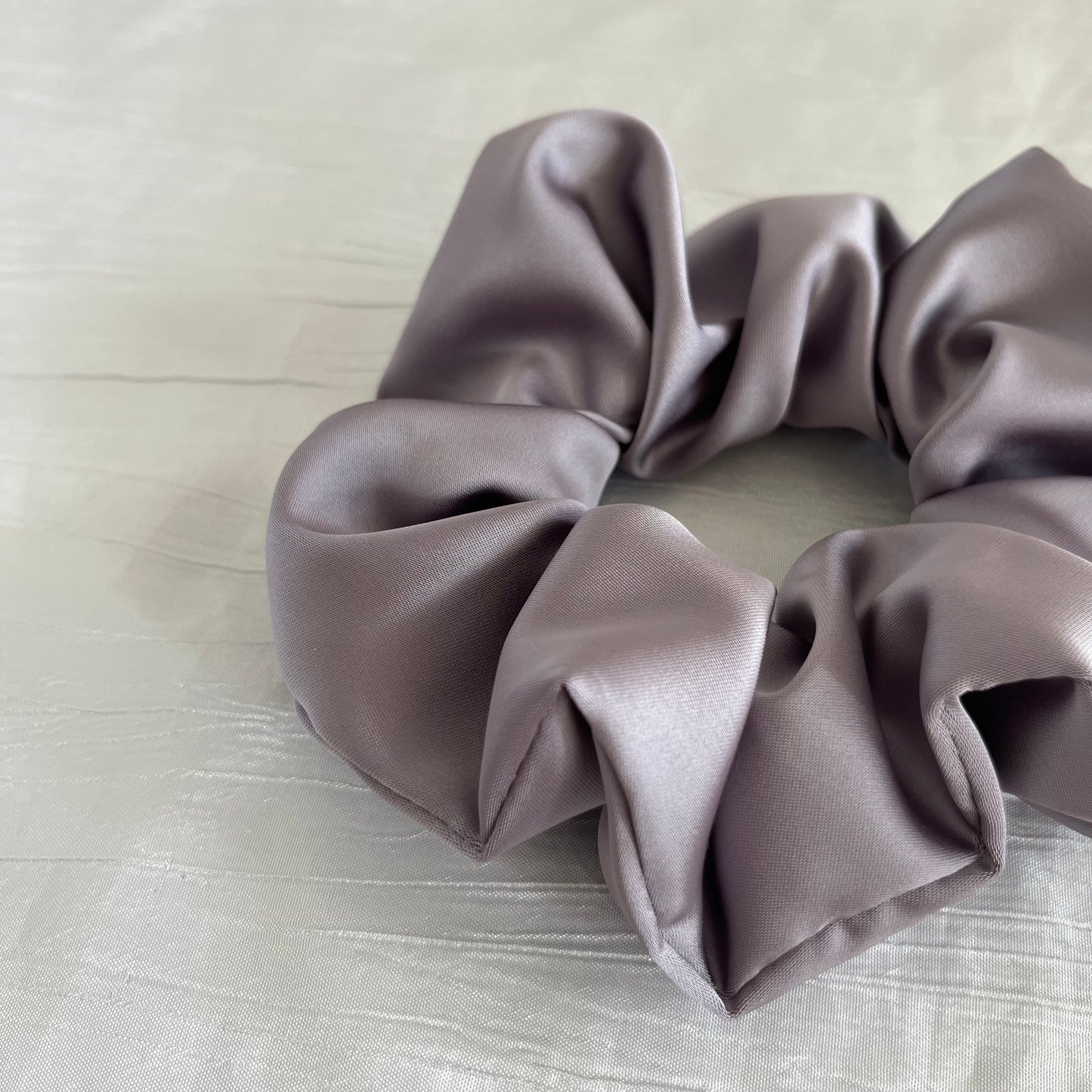 Chouchou Scrunchie en satin gris Songe