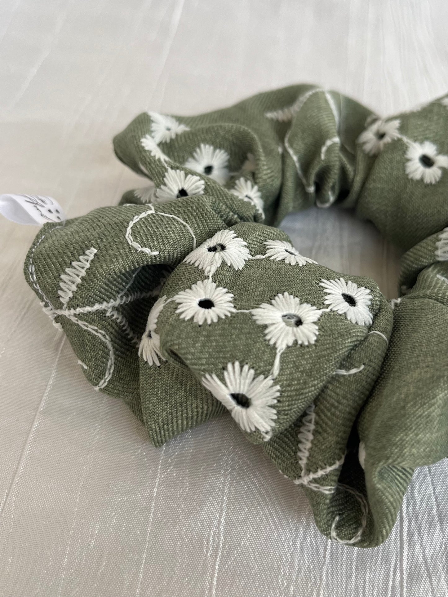 Chouchou Scrunchie en coton Broderie Anglaise