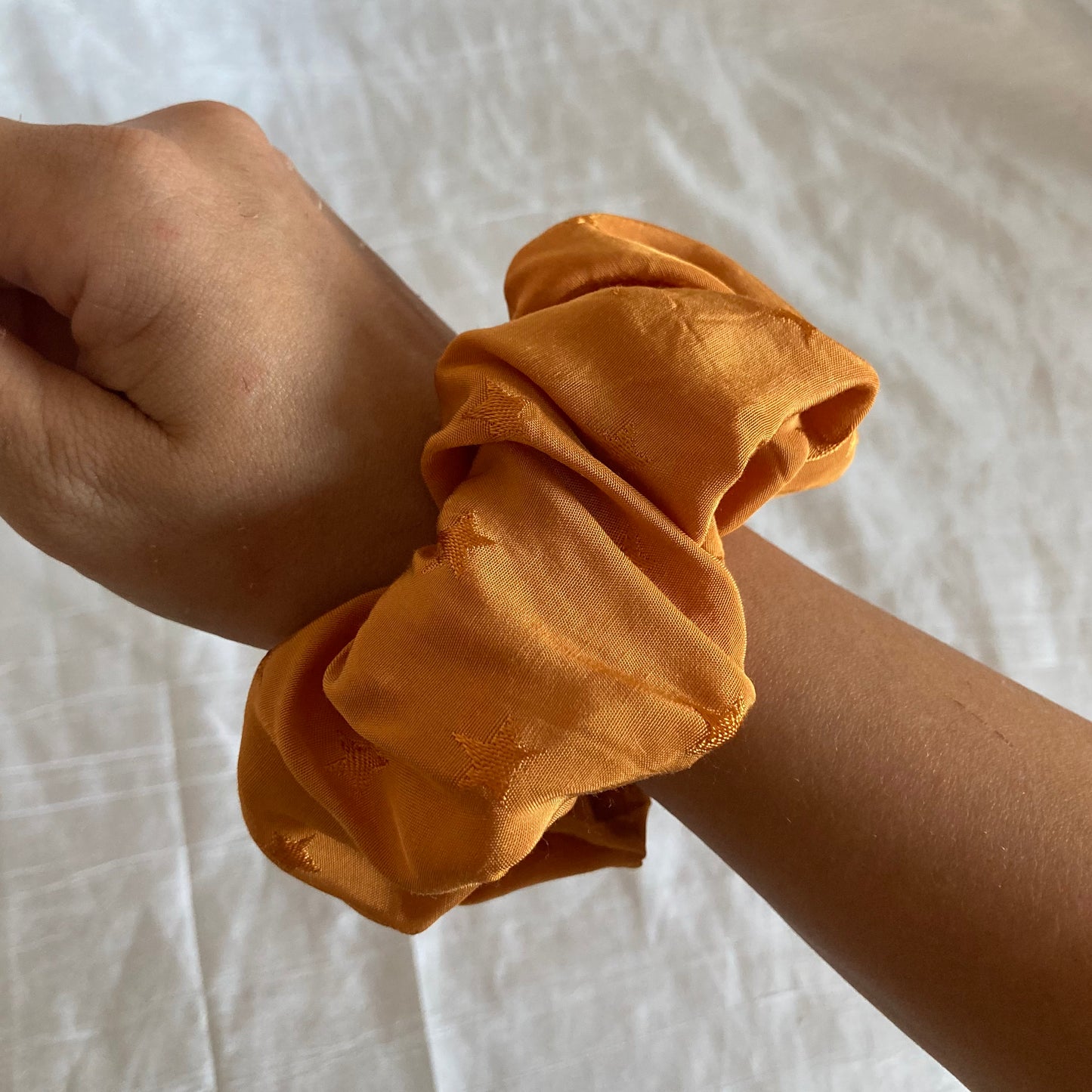 Chouchou Scrunchie en satin brodé petite étoile