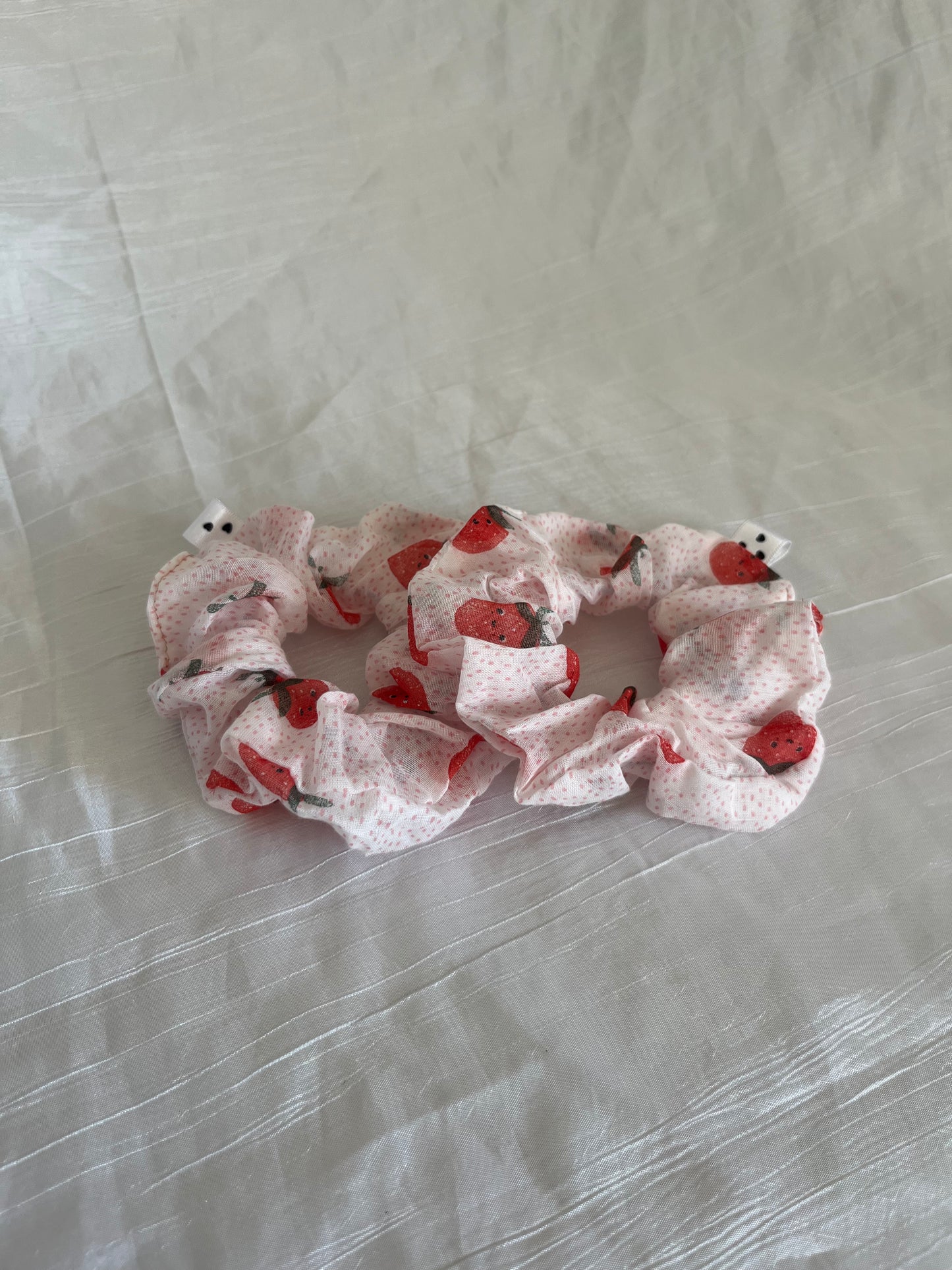 Chouchou Scrunchie en coton Fraise