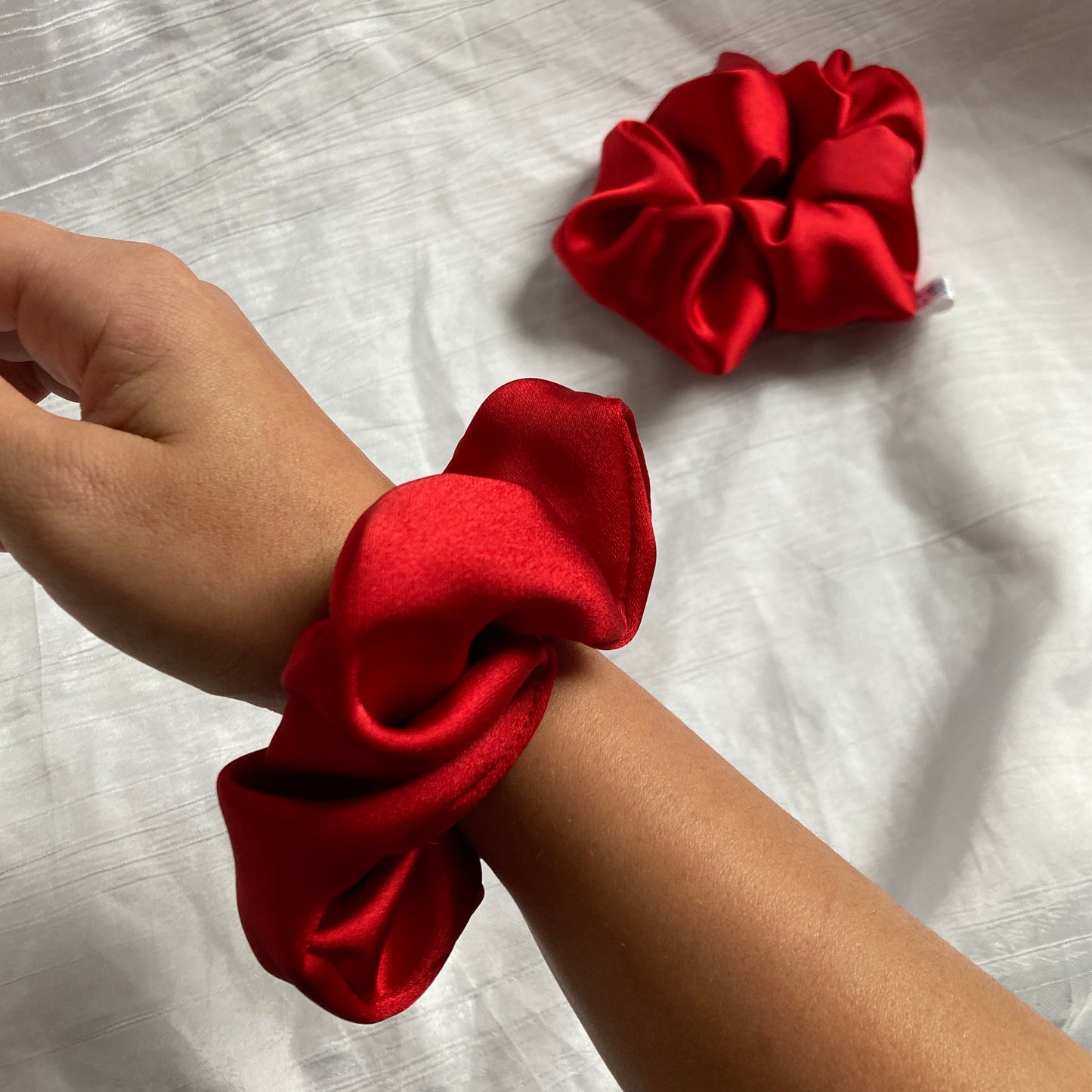 Chouchou Scrunchie en satin rouge