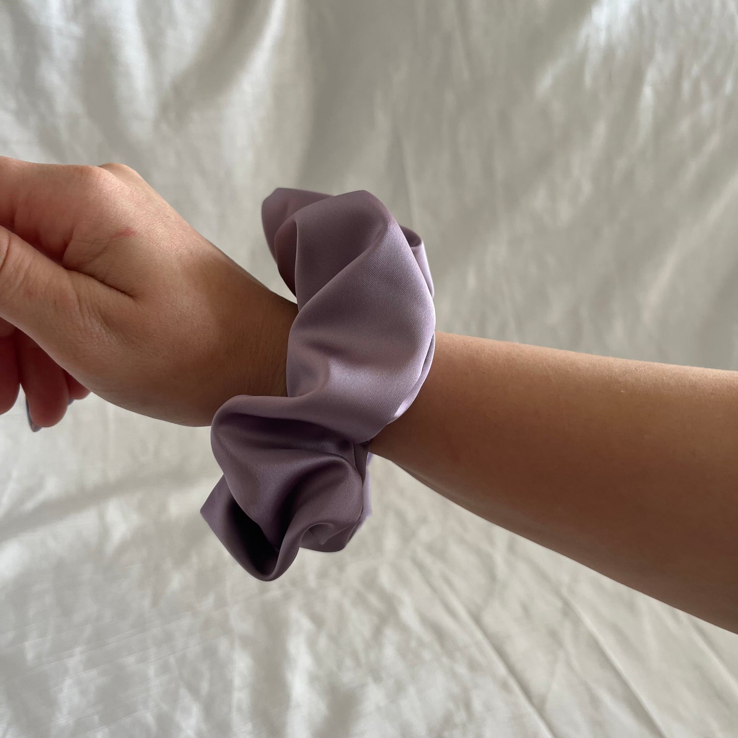 Chouchou Scrunchie en satin Lilas