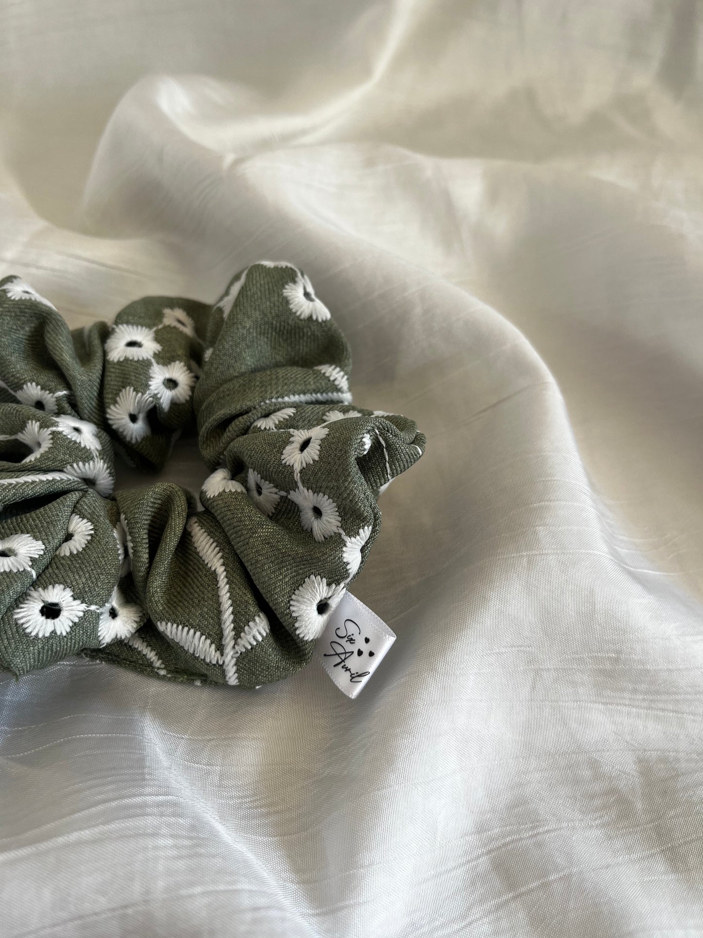 Chouchou Scrunchie en coton Broderie Anglaise