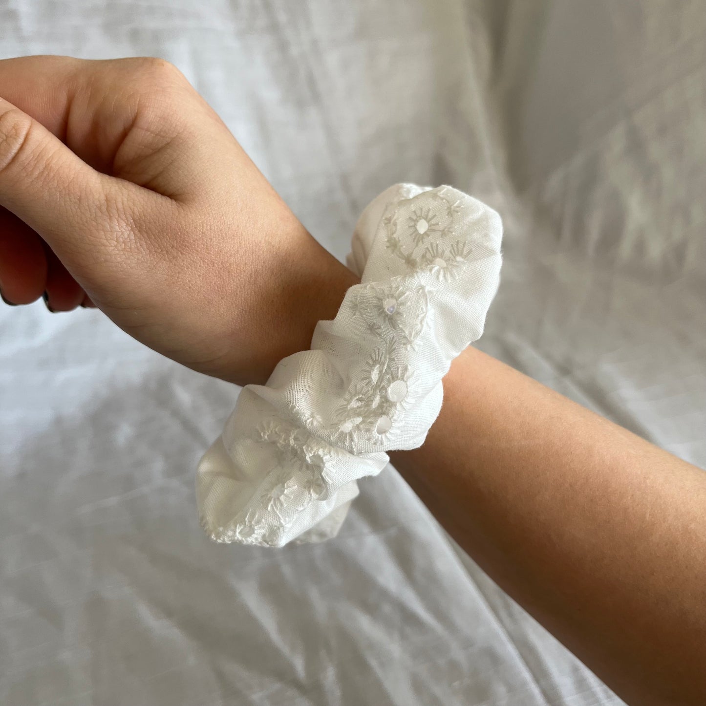 Chouchou Scrunchie en coton Broderie Anglaise