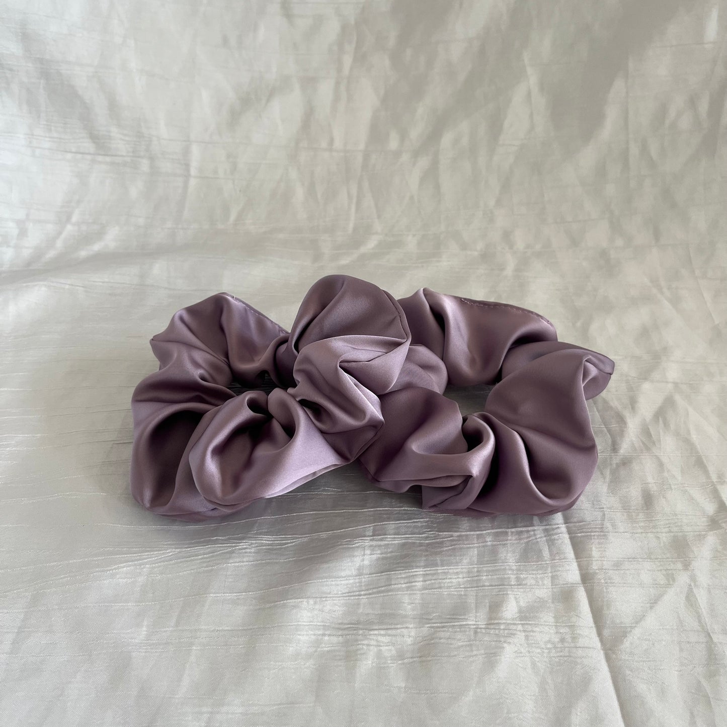 Chouchou Scrunchie en satin Lilas