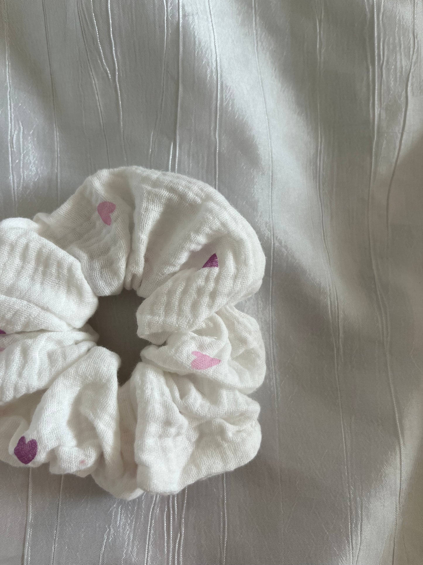 Chouchou Scrunchie en gaze cœur rose lilas