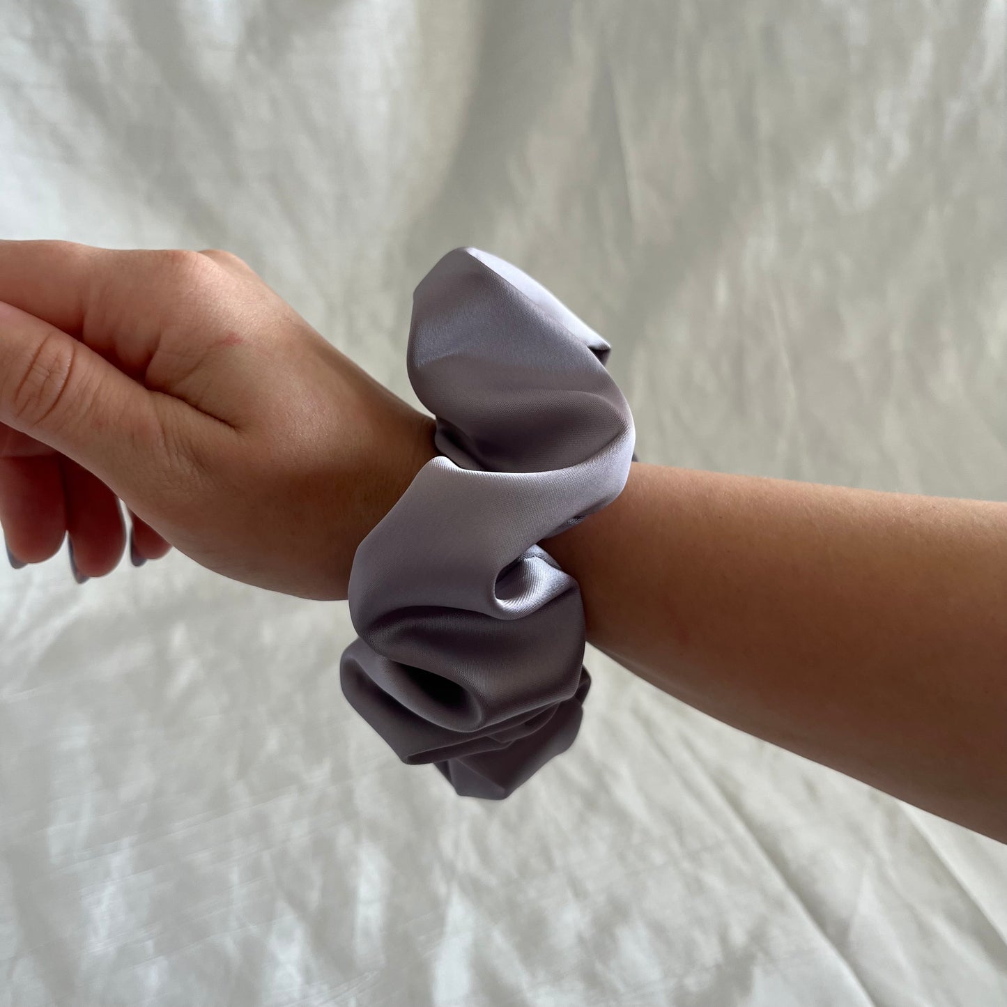 Chouchou Scrunchie en satin gris Songe