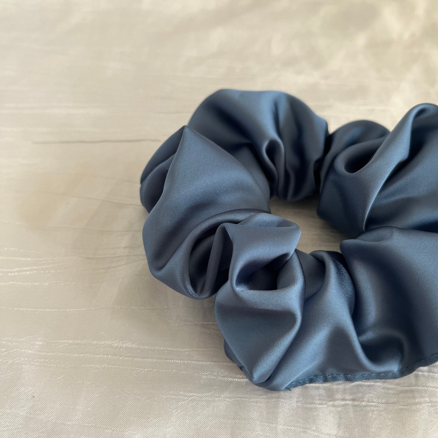 Chouchou Scrunchie en satin Océan
