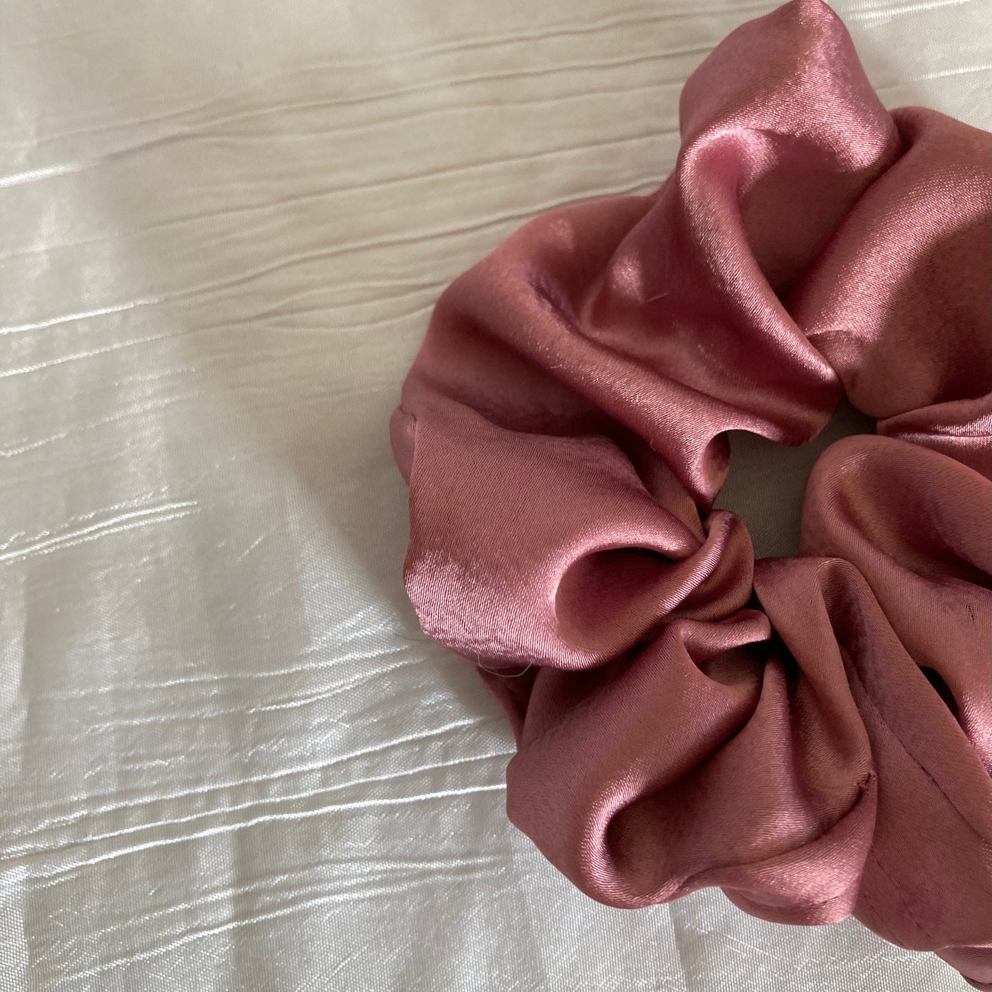 Chouchou Scrunchie en satin vieux rose