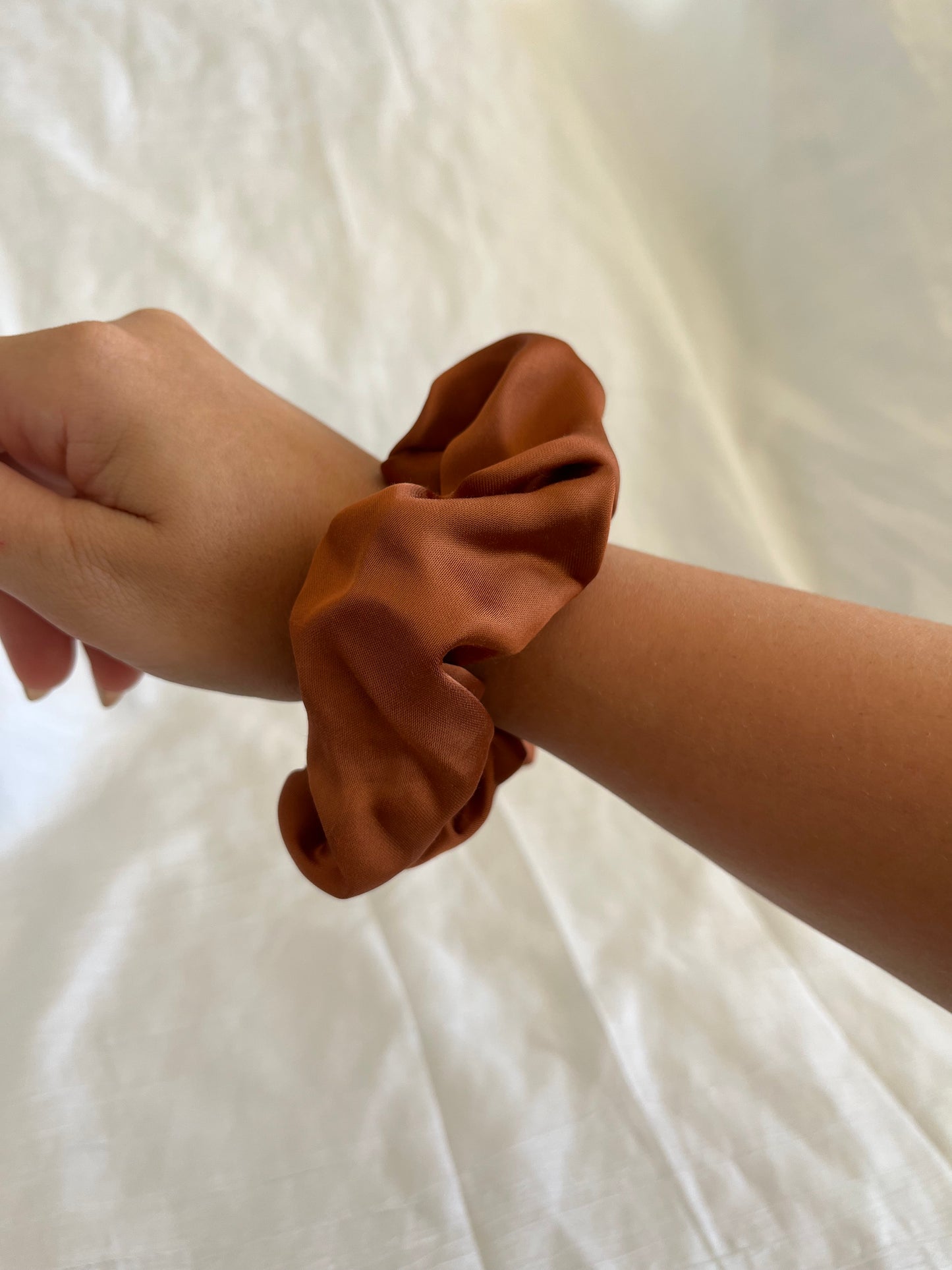 Chouchou Scrunchie en satin Pumpkin