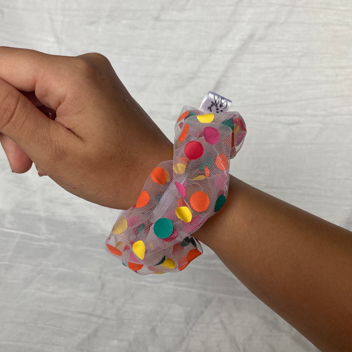 Chouchou Scrunchie en tulle Confettis multicolores