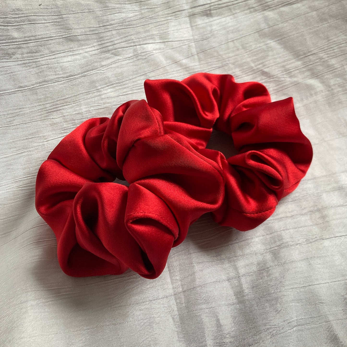 Chouchou Scrunchie en satin rouge