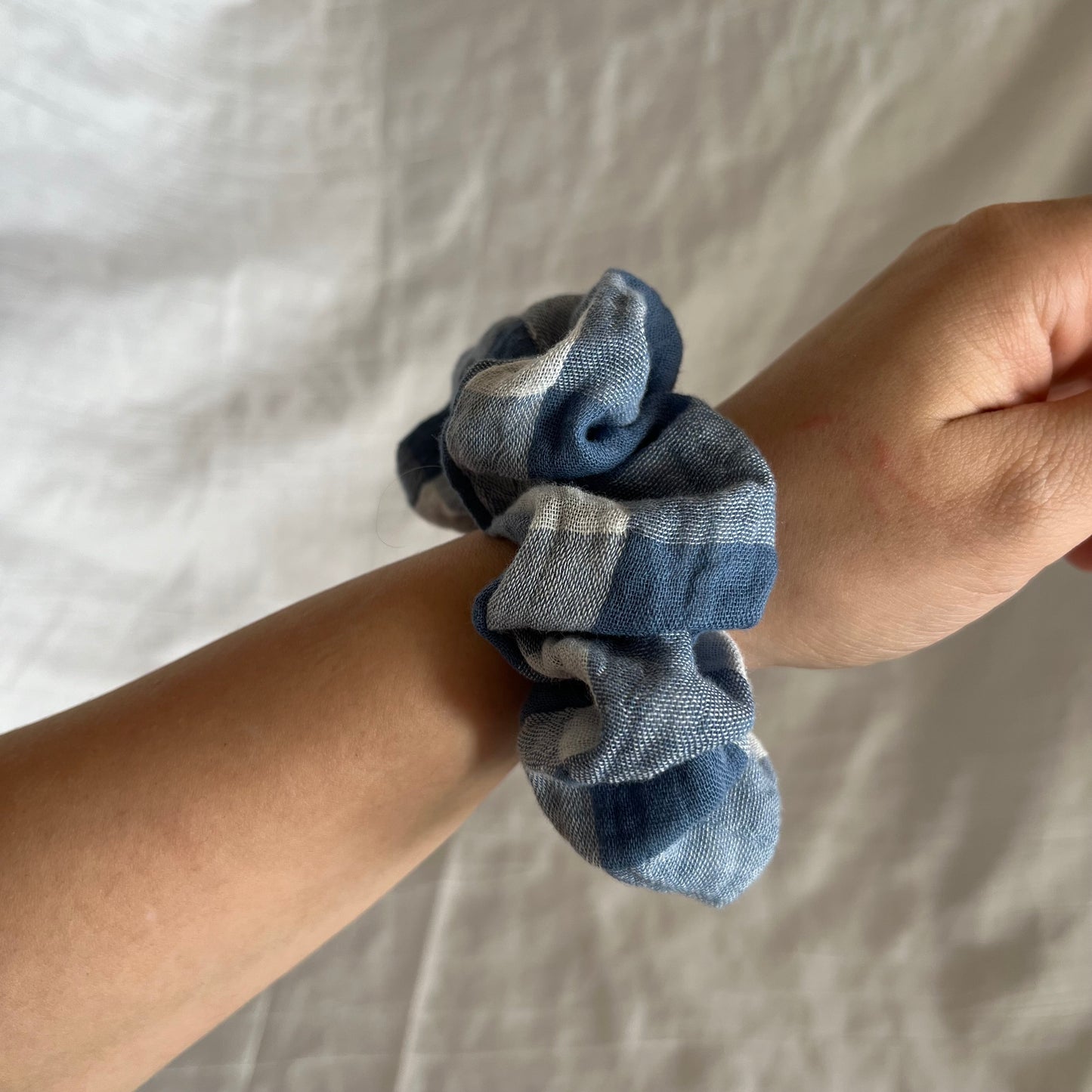 Chouchou Scrunchie en gaze de coton Vichy bleu
