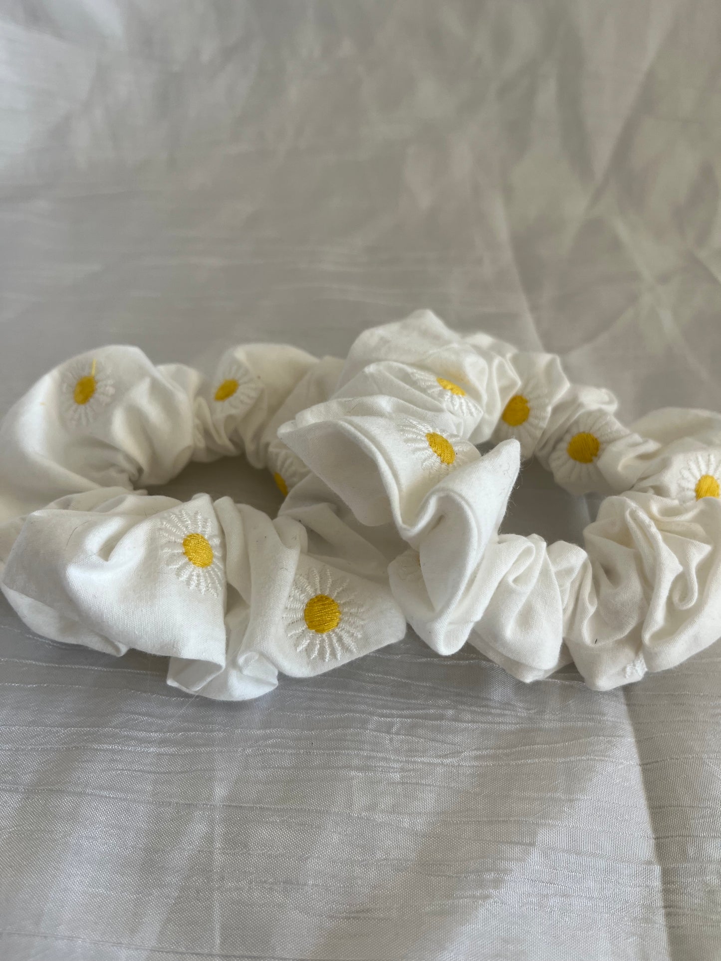 Chouchou Scrunchie en coton Marguerite