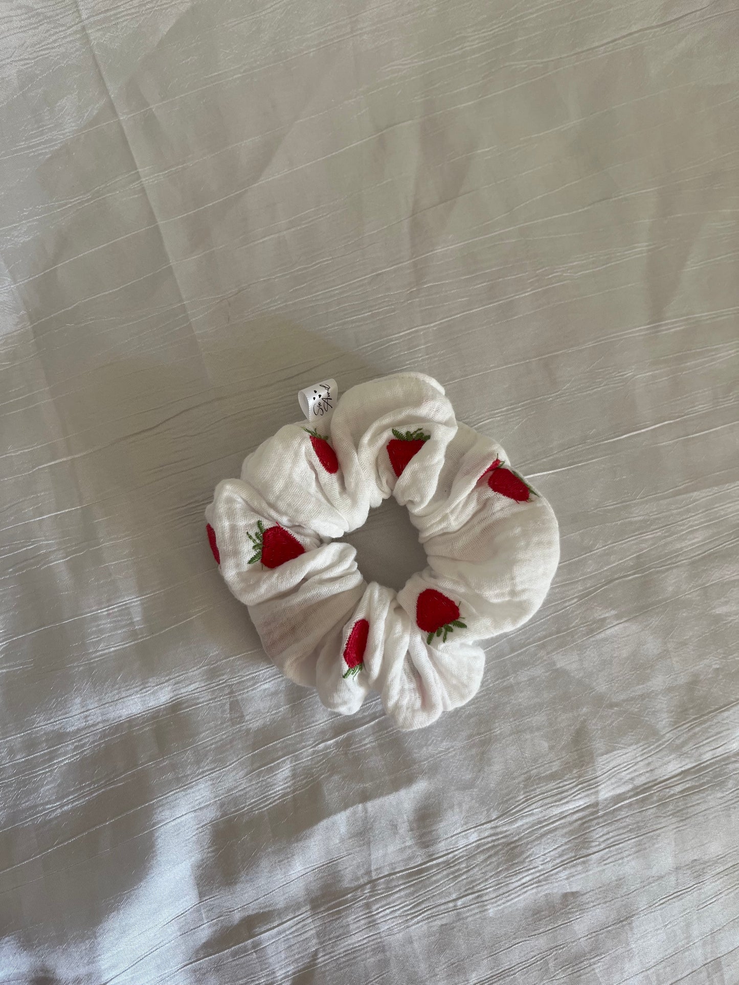 Chouchou Scrunchie en gaze brodé Fraise