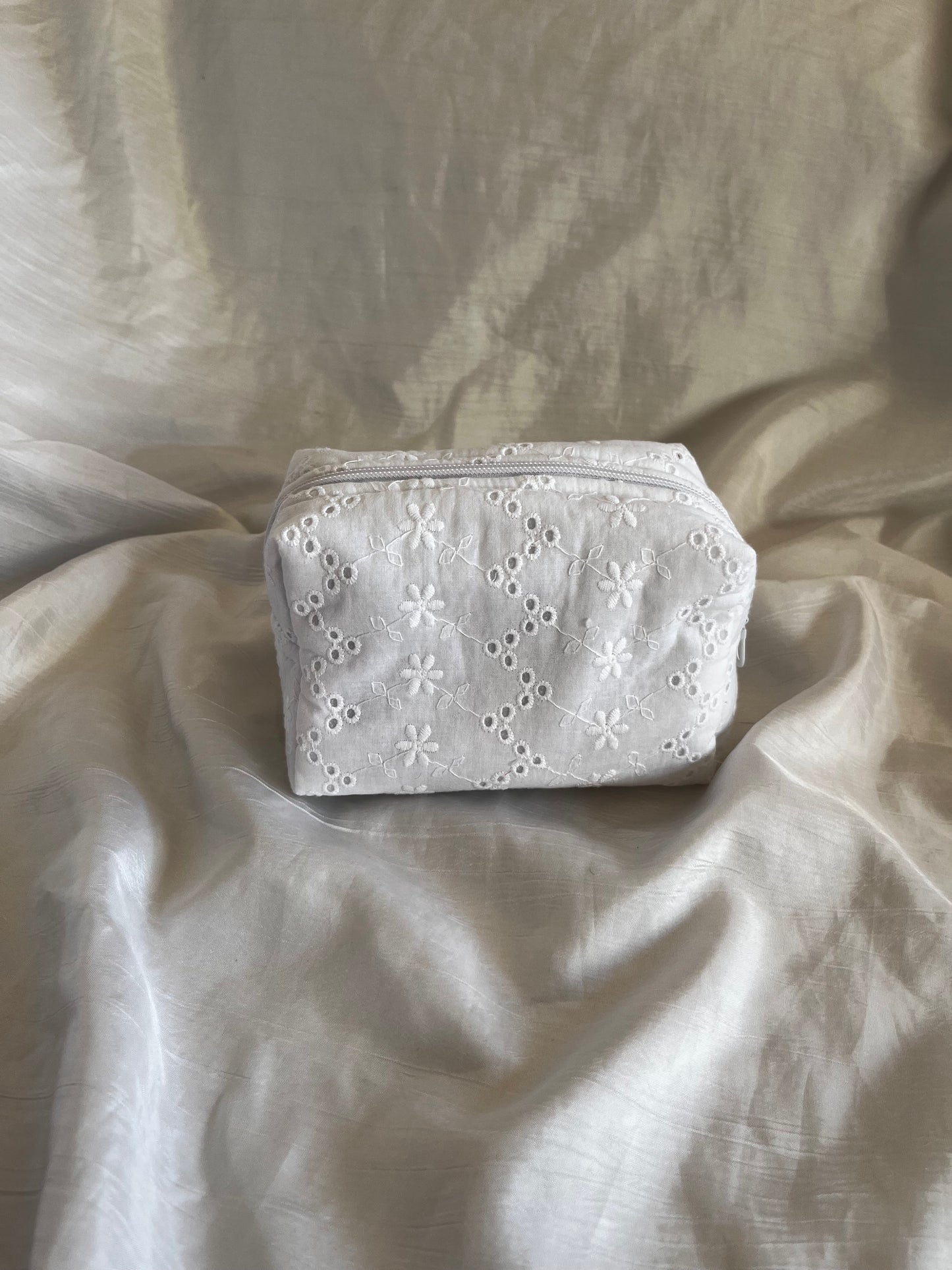 Trousse Broderie anglaise