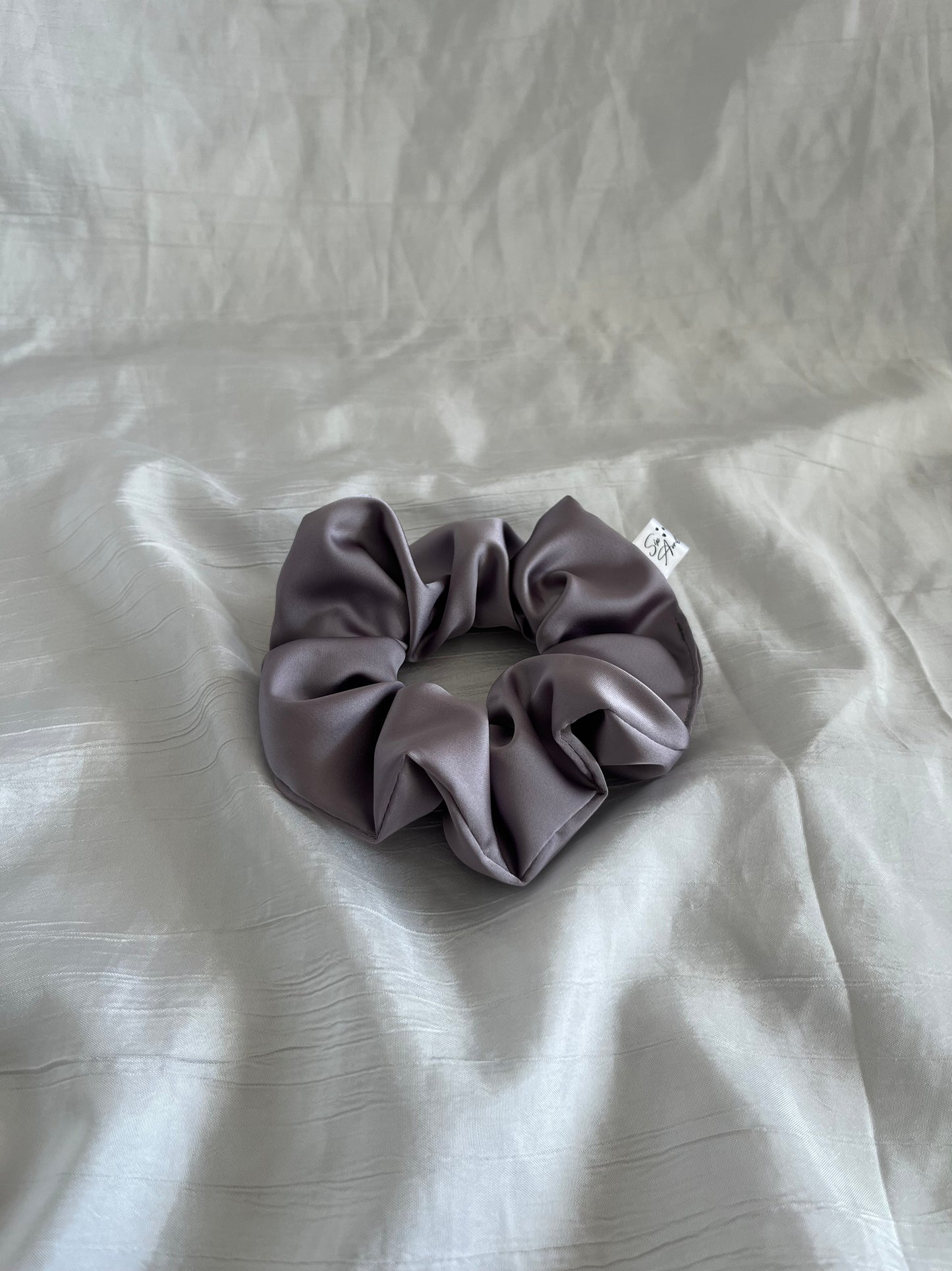 Chouchou Scrunchie en satin gris Songe