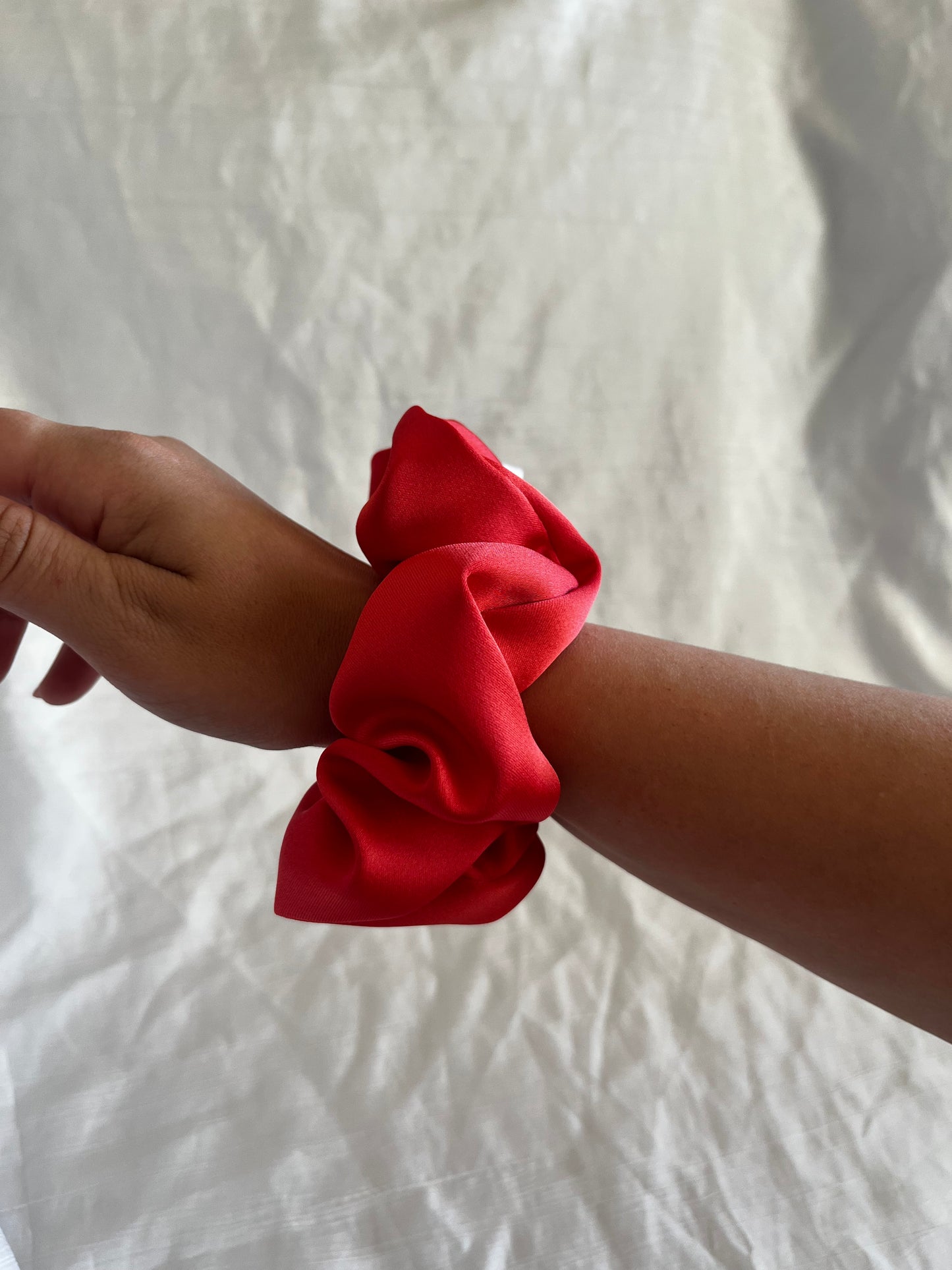 Chouchou Scrunchie en satin PĂȘche đ