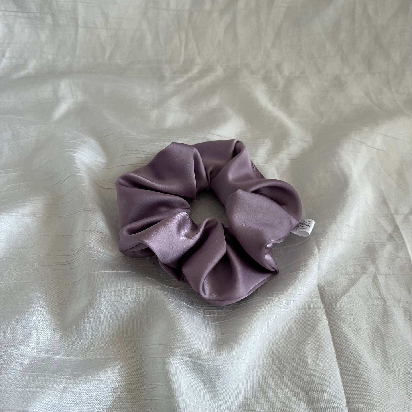 Chouchou Scrunchie en satin Lilas