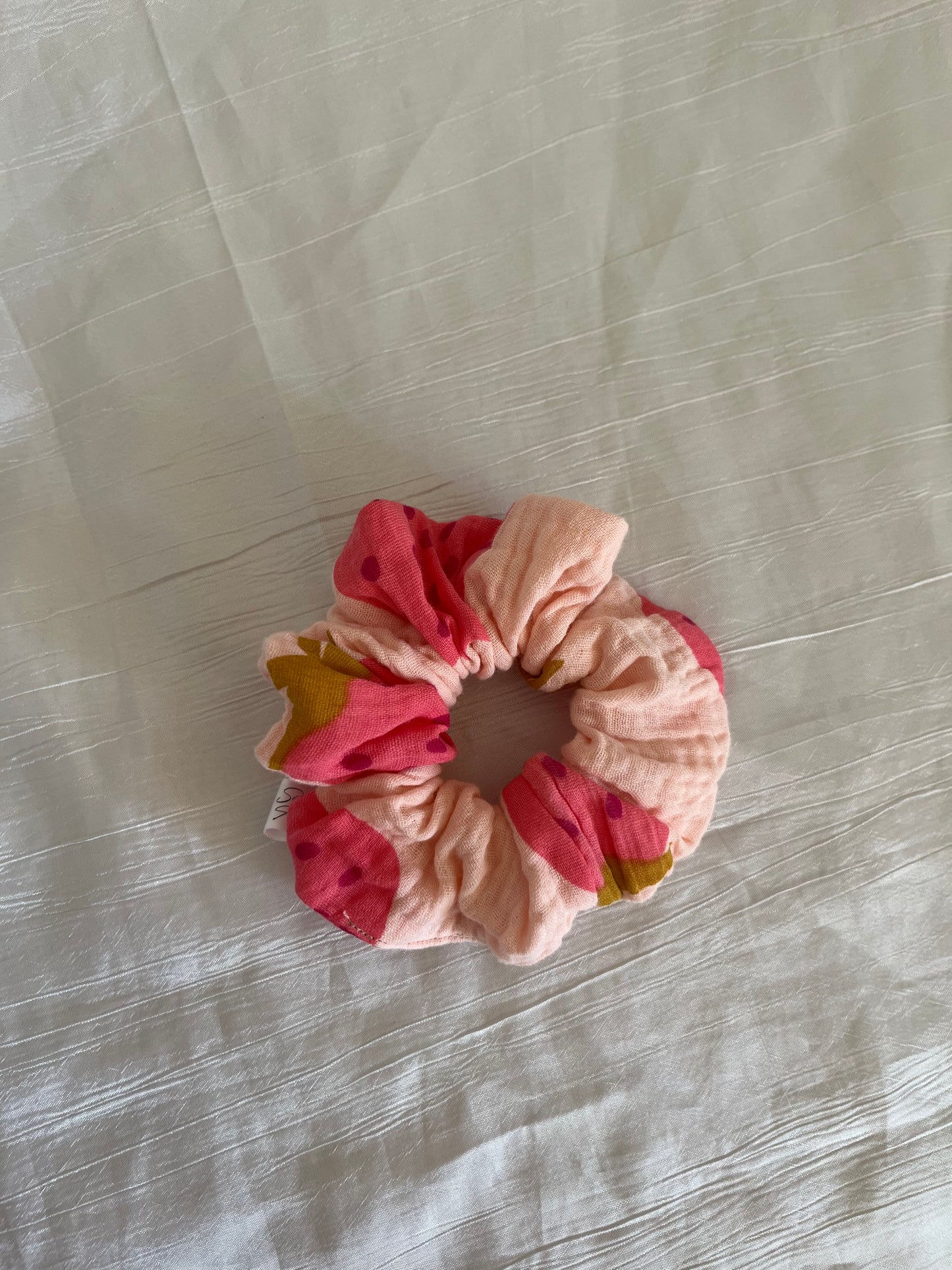 Chouchou Scrunchie en gaze Strawberry